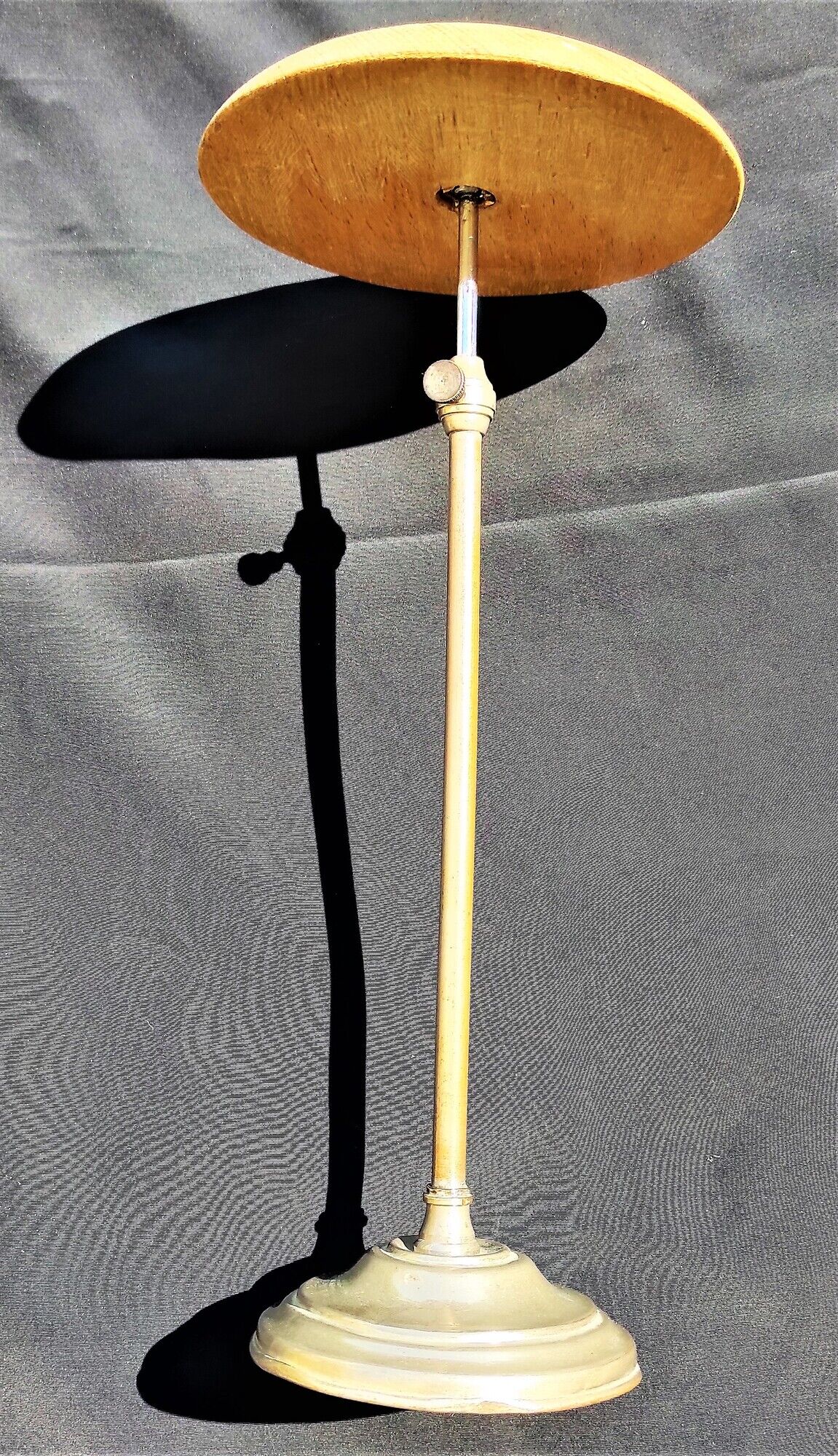 Adjustable hat holder of the brand Siegel Paris 1900/1950 with its chrome foot