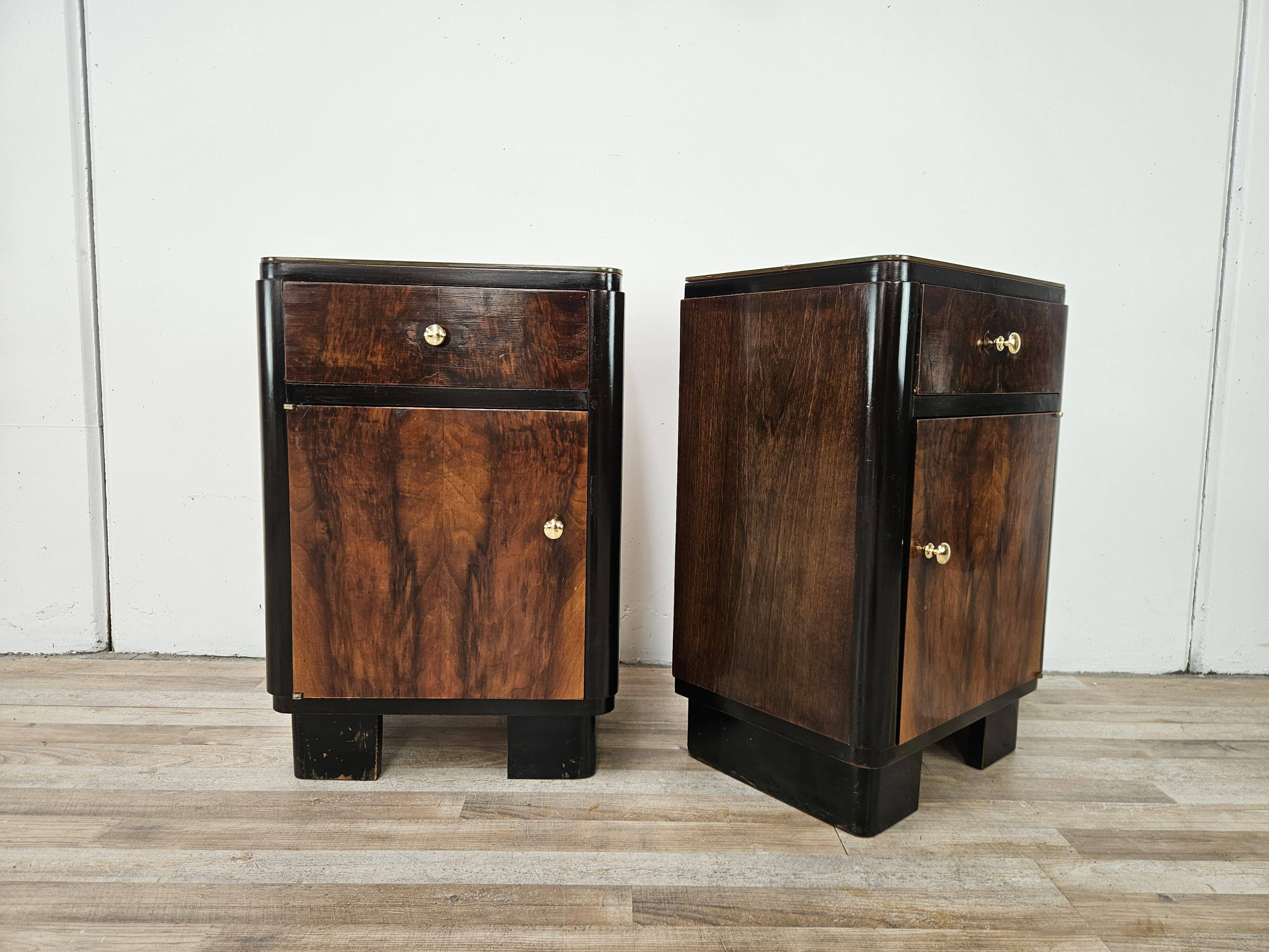 Art Decò bedside tables in walnut burl with pink glass top