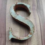 Ancienne lettre d'enseigne " S " en métal patiné