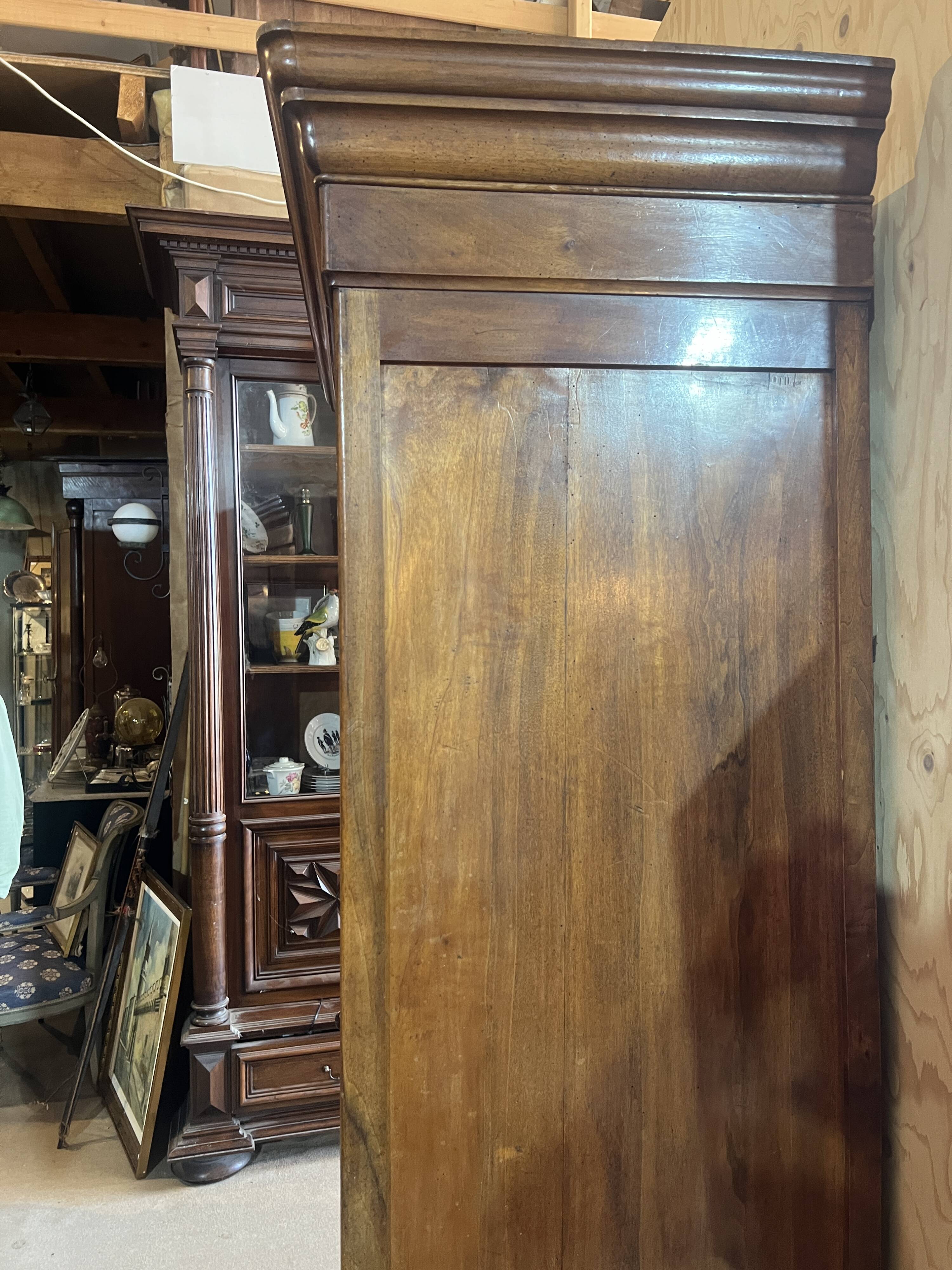 Two-door display cabinet in Louis Philippe style.