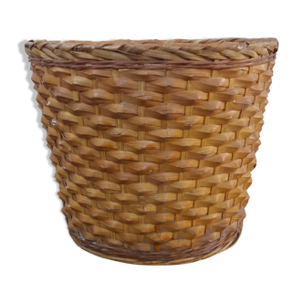 Under wicker pot