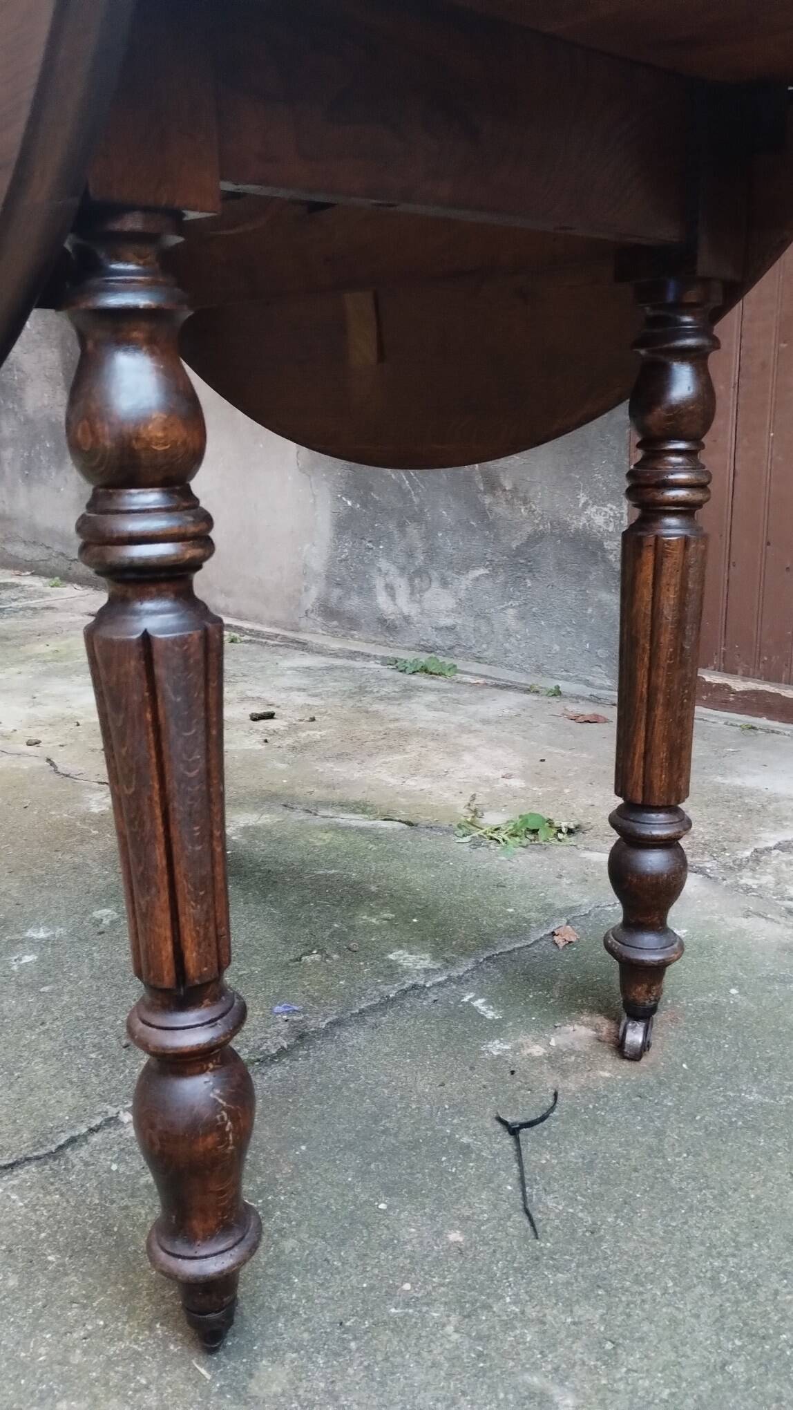 Louis Philippe Round Table