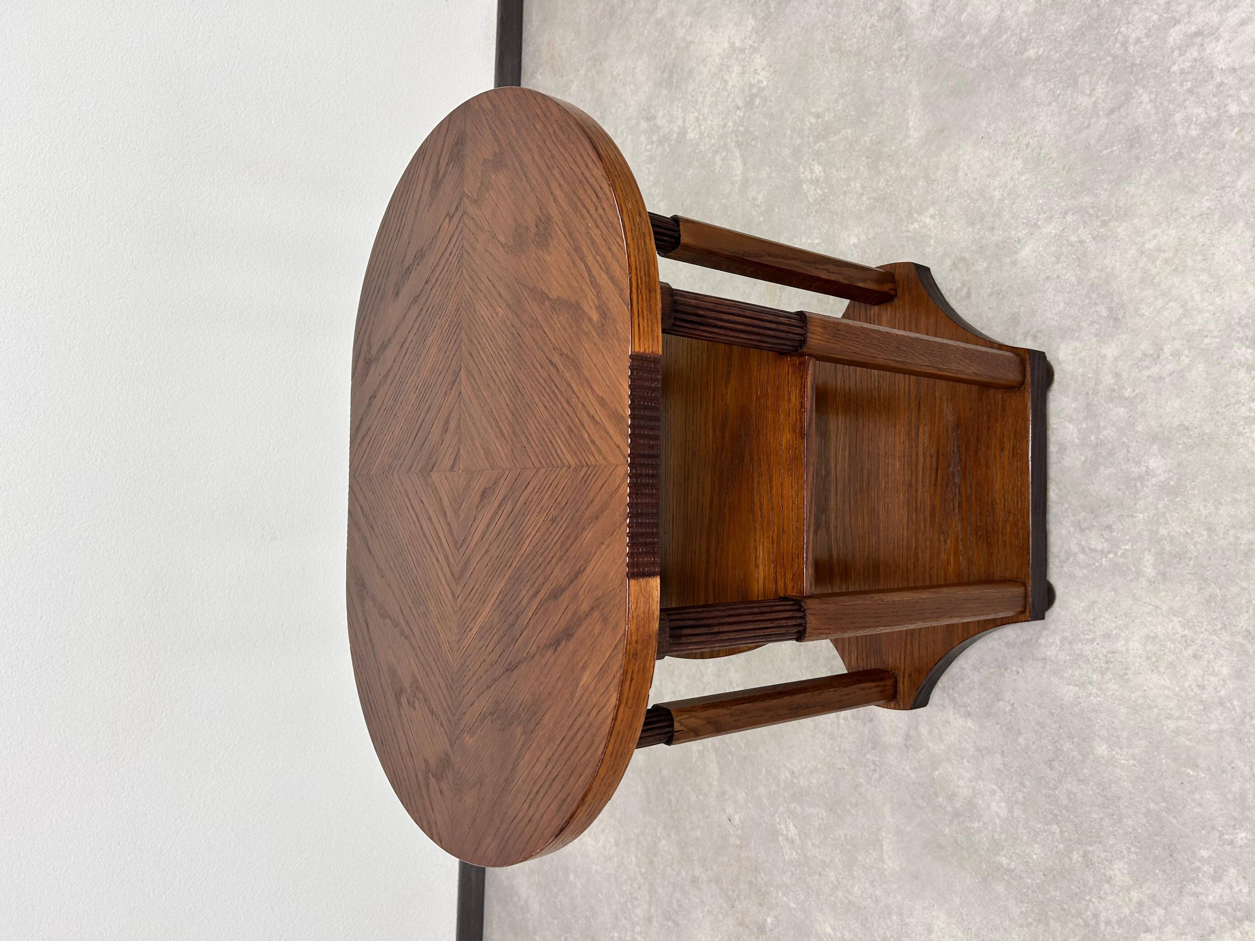 Table d'appoint ovale à six pieds dans le style de la sécession viennoise