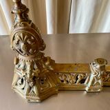 3 accessoires de cheminée en bronze doré 2 chenets et 1 barre de foyer