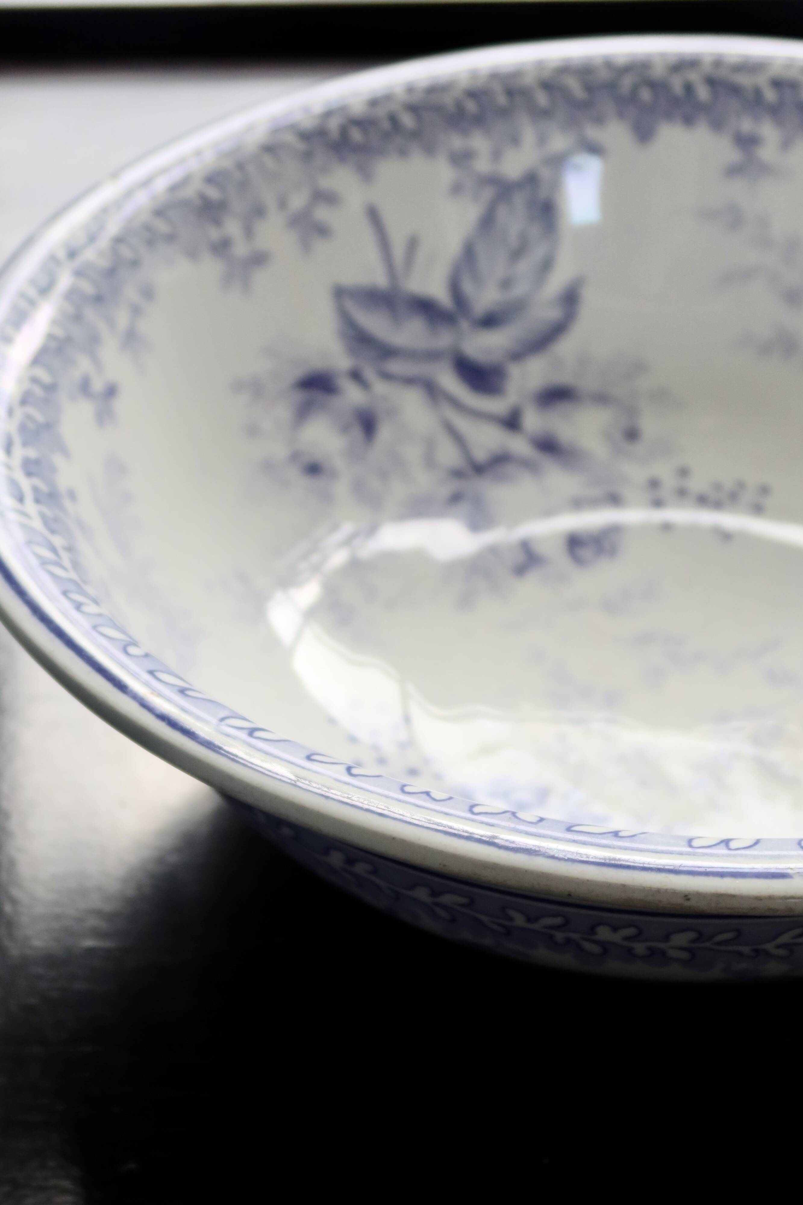 Old basin in white and purple earthenware - Floral decoration