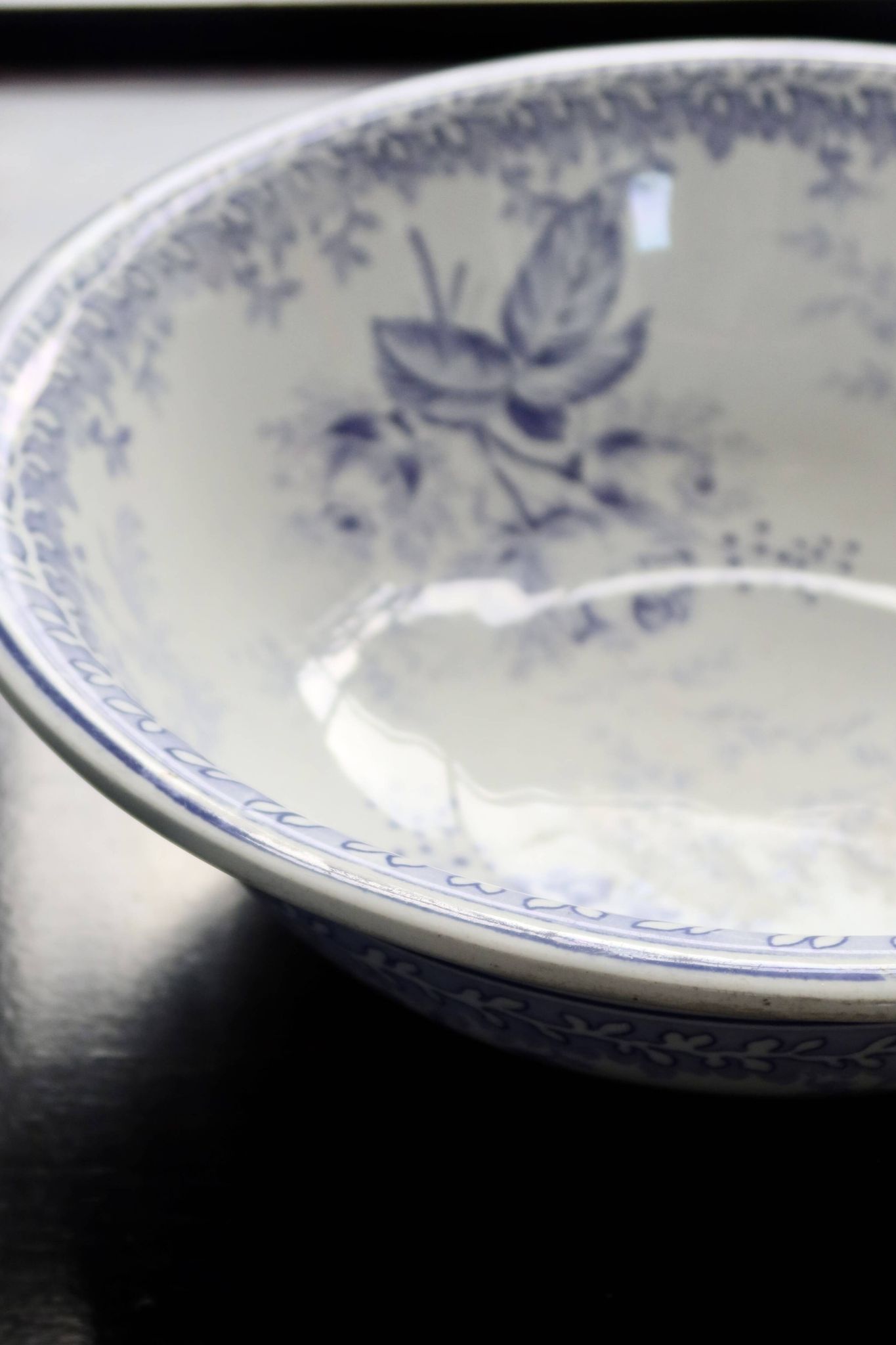 Old basin in white and purple earthenware - Floral decoration