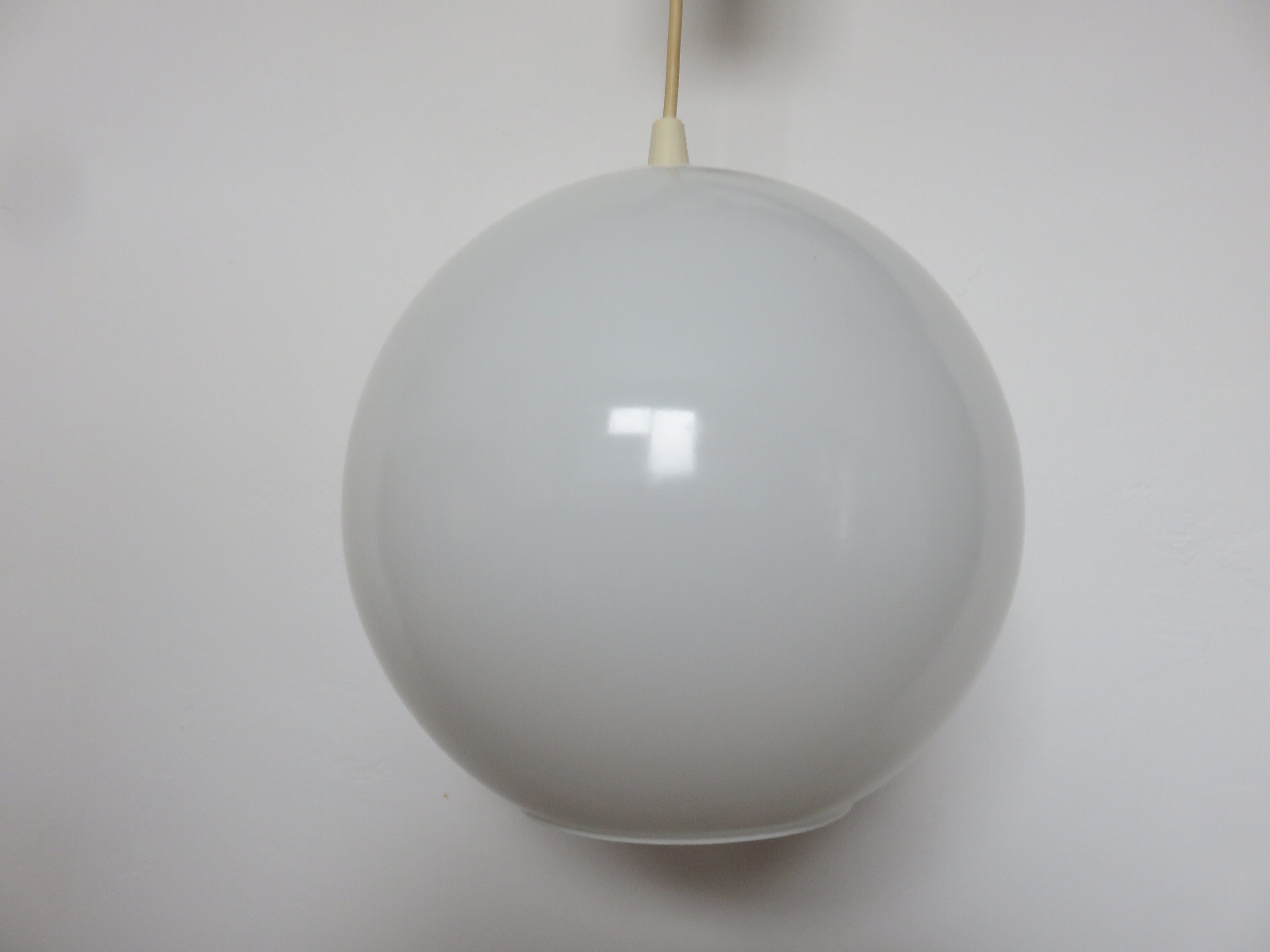 Suspension ball in white opaline 70s