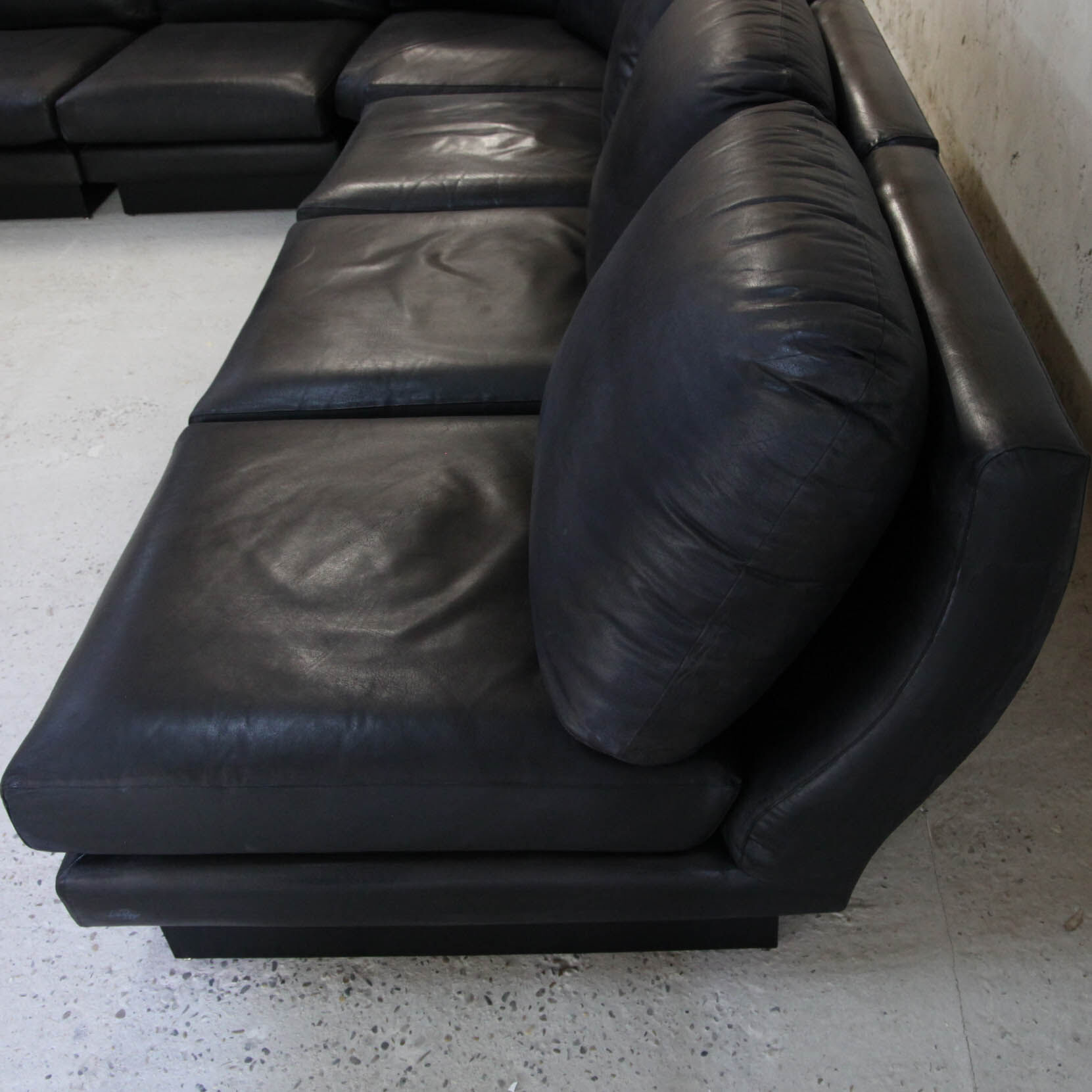 Leather and laminate sofa signed Willy Rizzo
