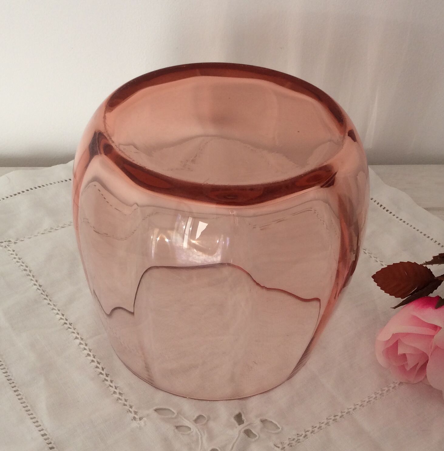 Rounded vase salmon pink glass - vintage