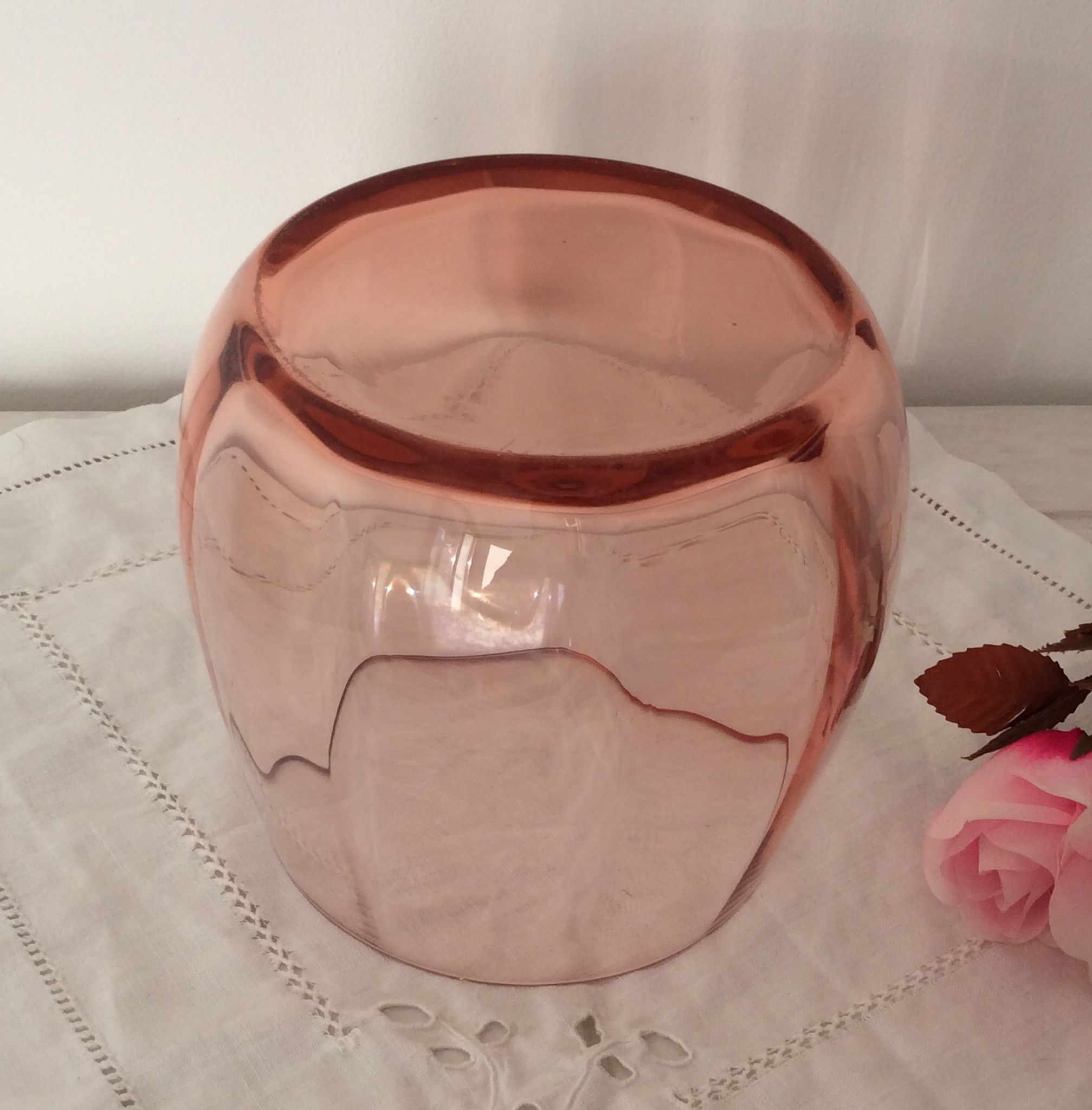 Vase arrondi verre rose saumon - vintage