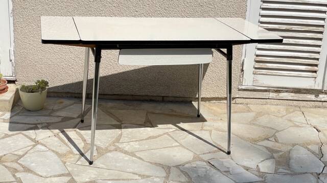 Vintage formica table with 2 extensions
