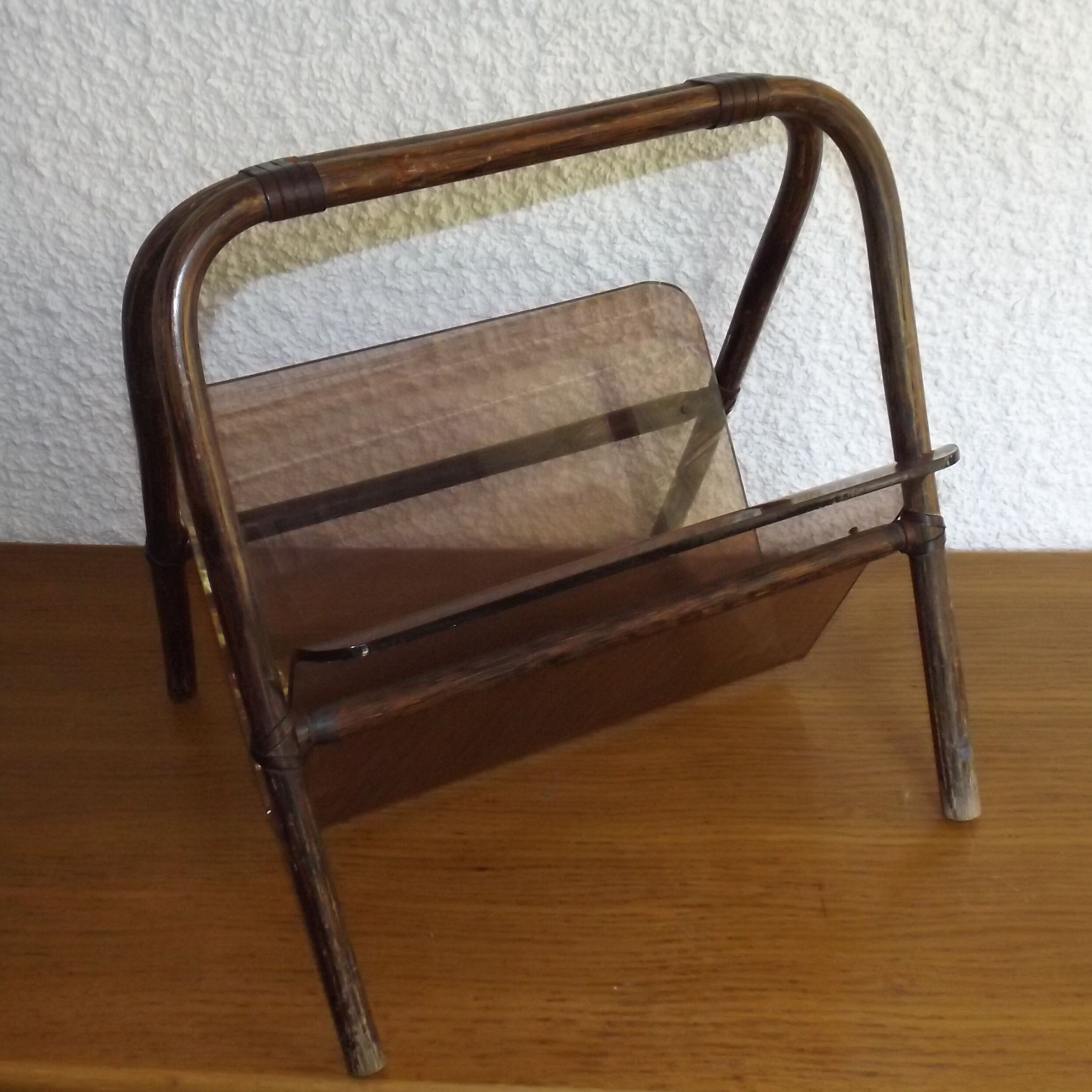 Porte-revue plexiglas fumé  bambou 1970