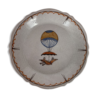 Assiette ancienne decor au ballon mongolfiere deux personnages 19eme