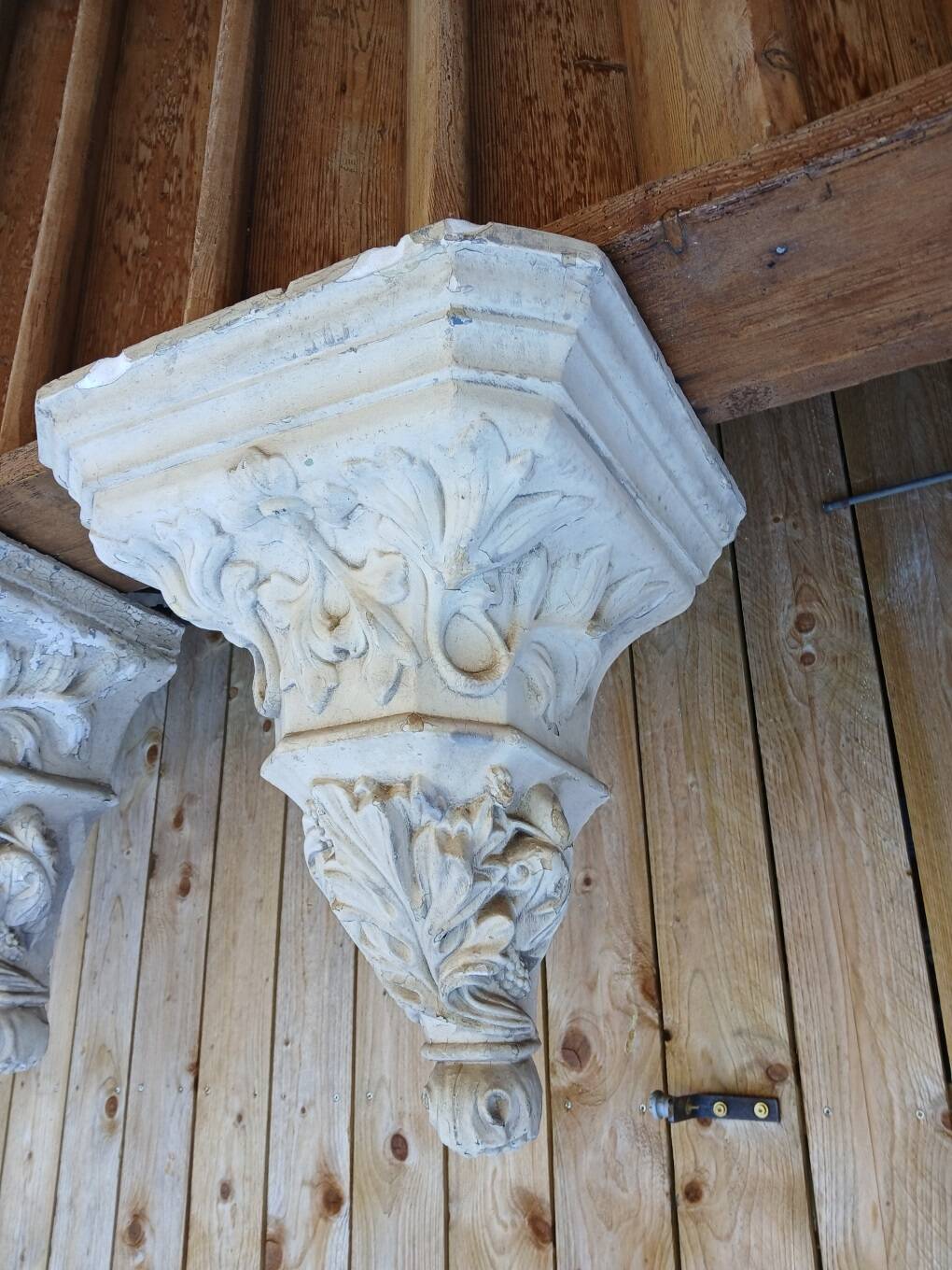 Stand, corbel, wall console in stucco with leaf ornament