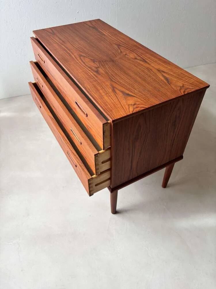 Commode en teck entièrement rénovée au design vintage des années 1960.