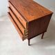 Commode en teck entièrement rénovée au design vintage des années 1960.