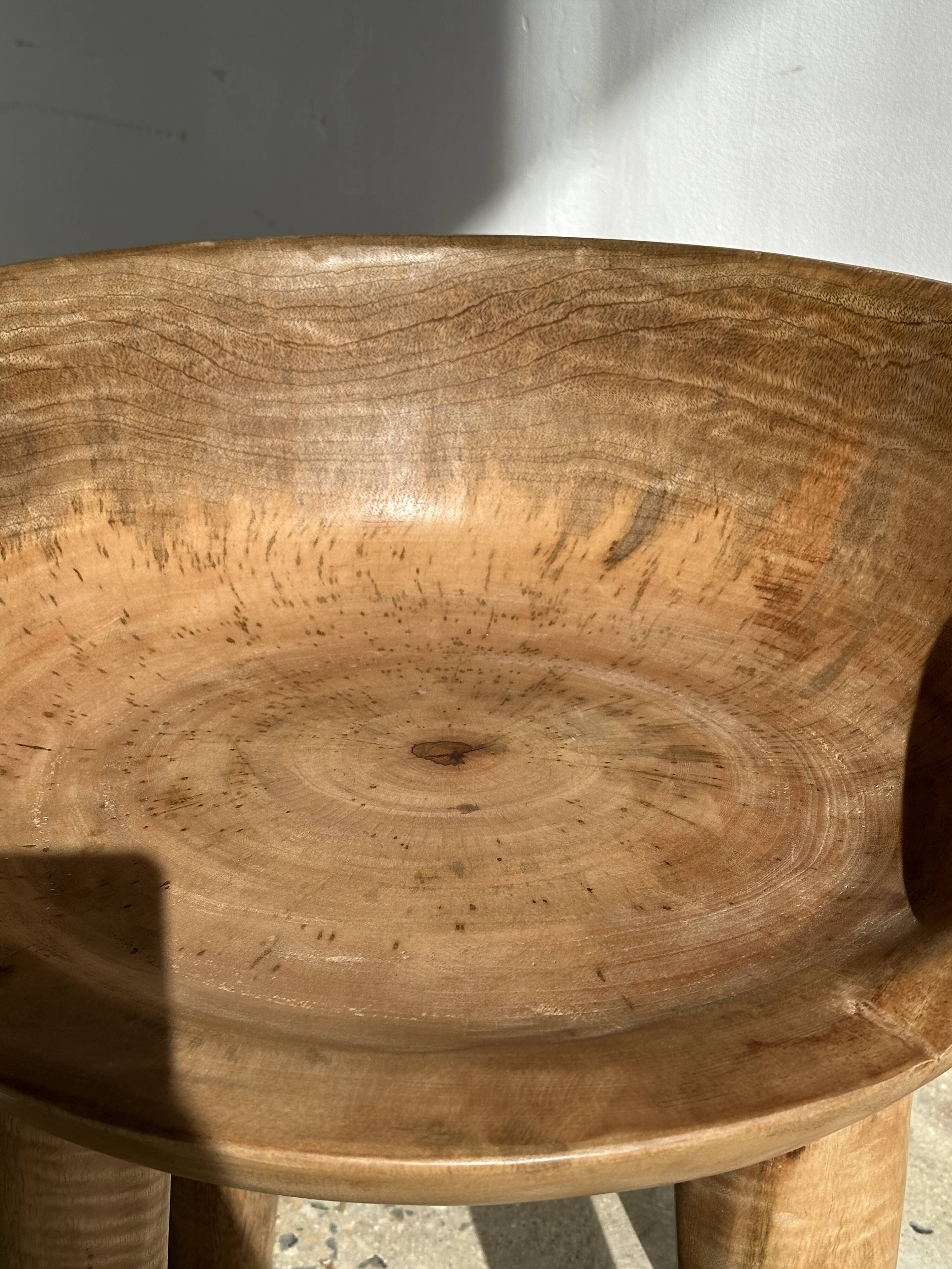 Quadripod chair with round seat and small back in natural monoxyl mango wood