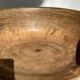 Chaise quadripode assise ronde à petit dossier en manguier naturel monoxyle
