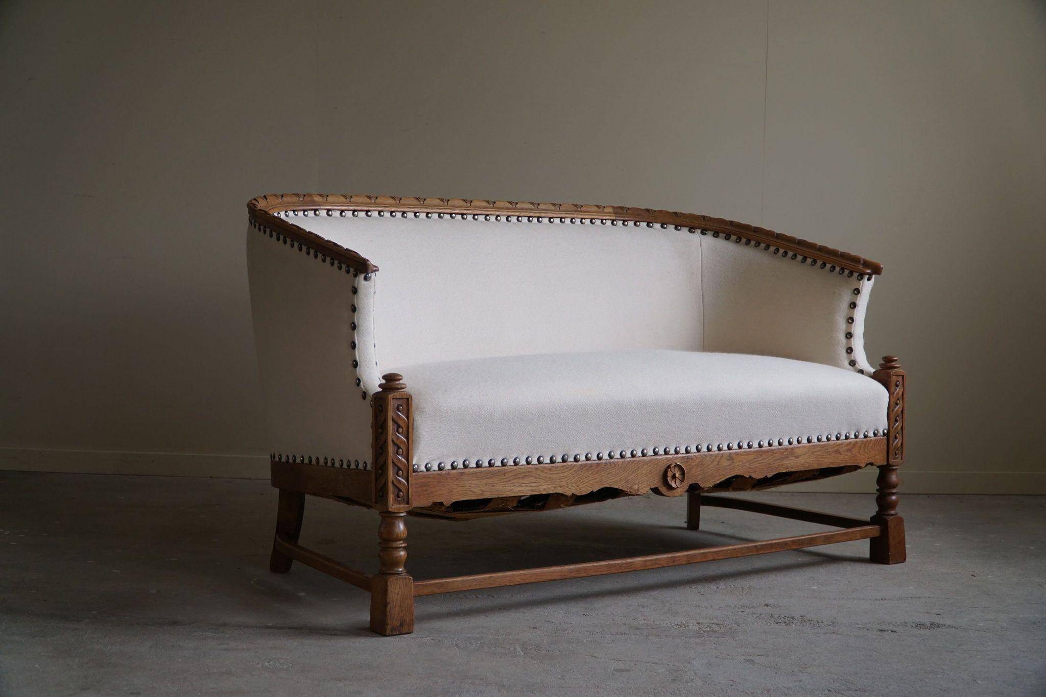 Sculptural 2-seater canapé in oak and wool, Danish "Skønvirke" style, 1920s.