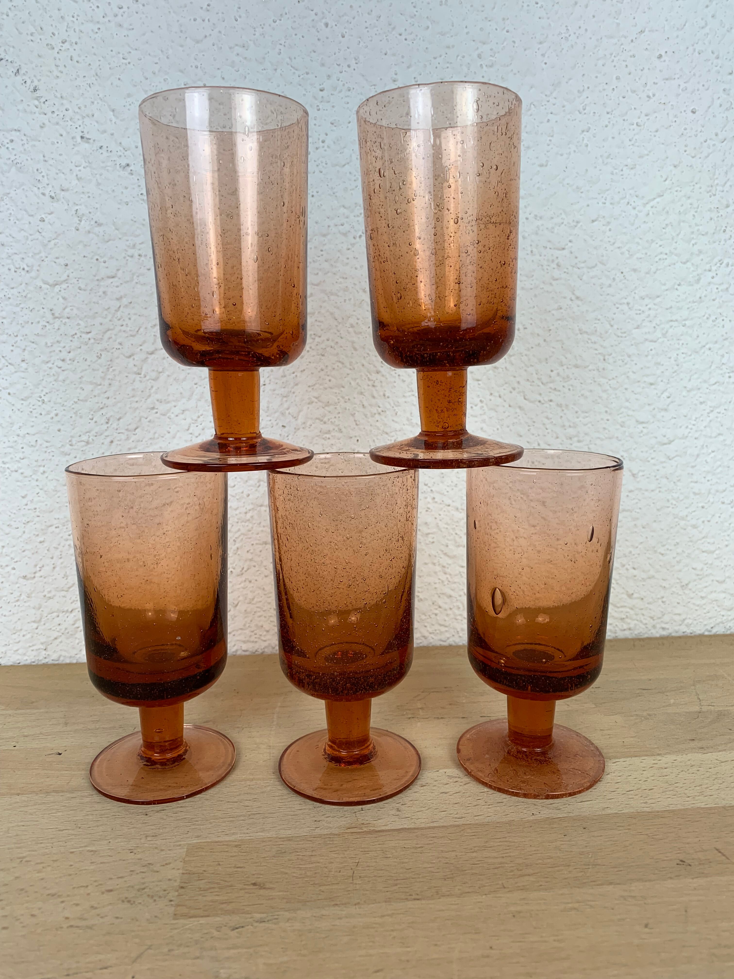 5 glasses in pink bubbled glass