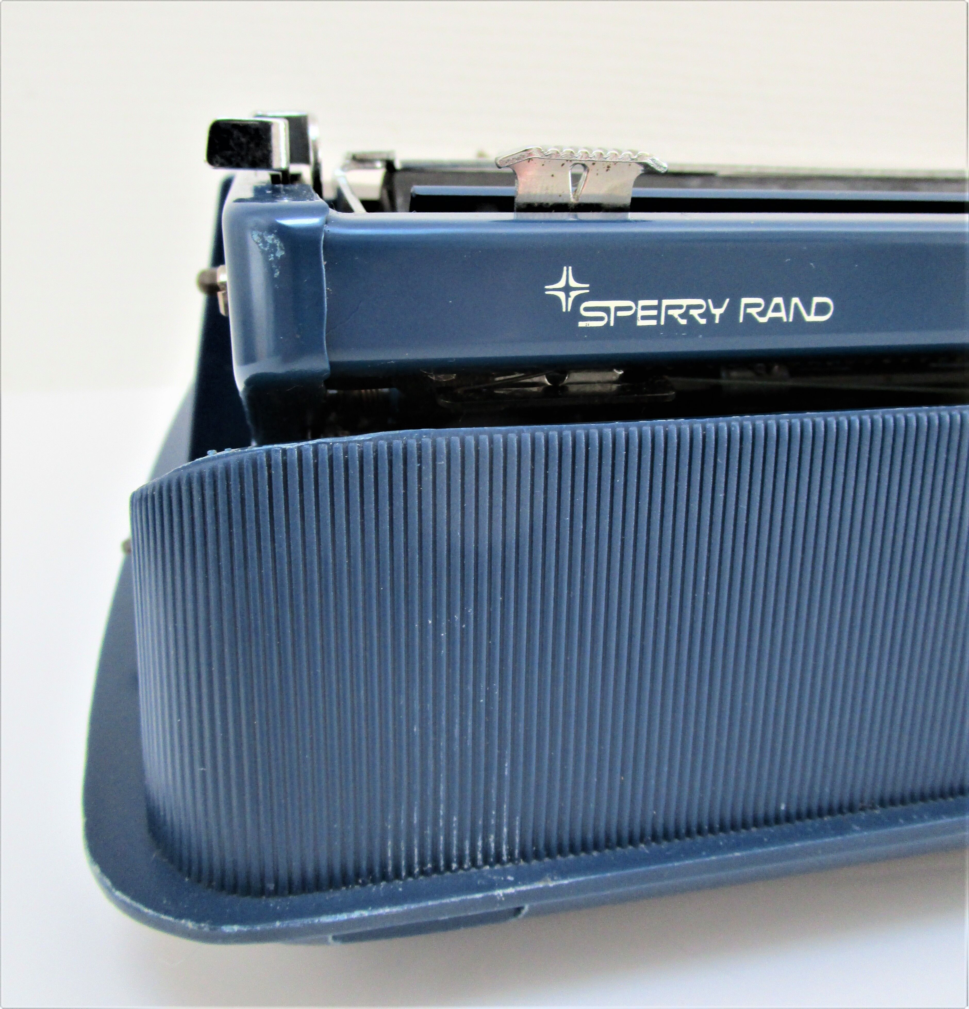 typewriter Remington Sperry rand Envoy III blue and white 70s