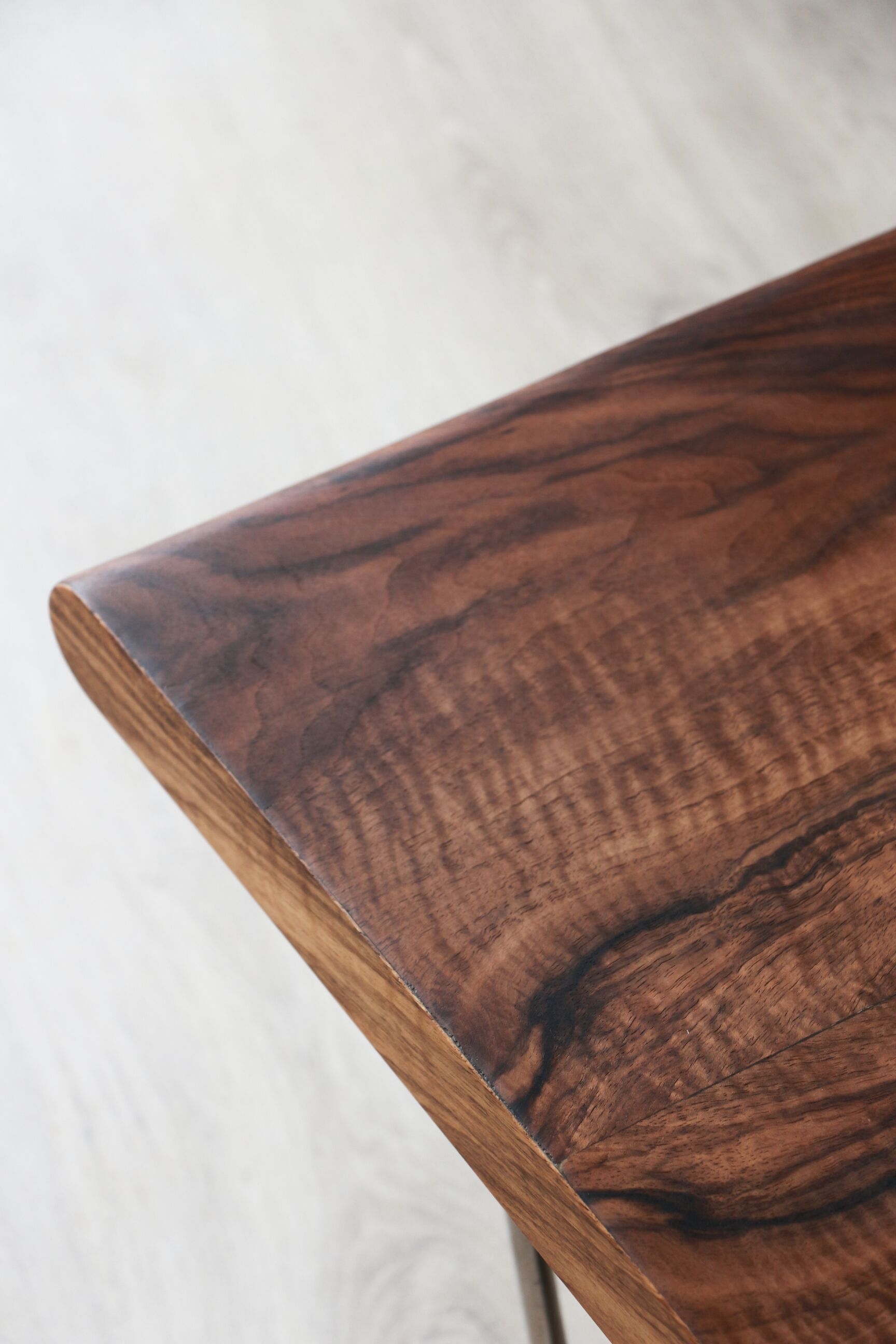Design coffee table - Walnut
