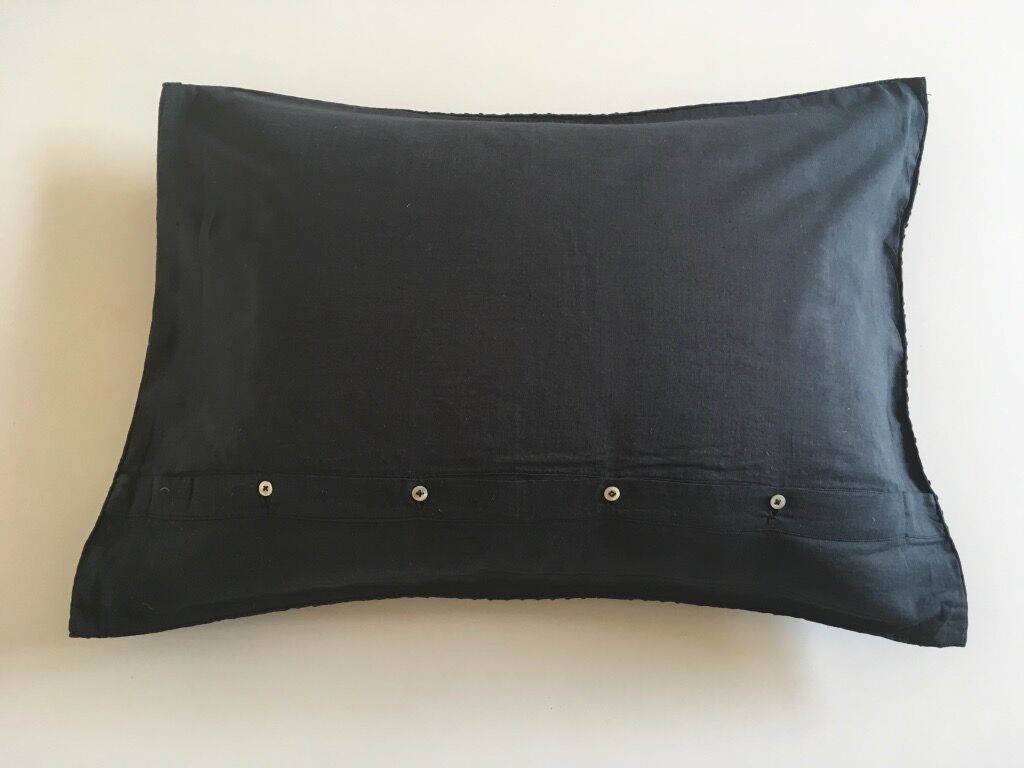 Housse de coussin 60s en piqué de coton bordée de croquet