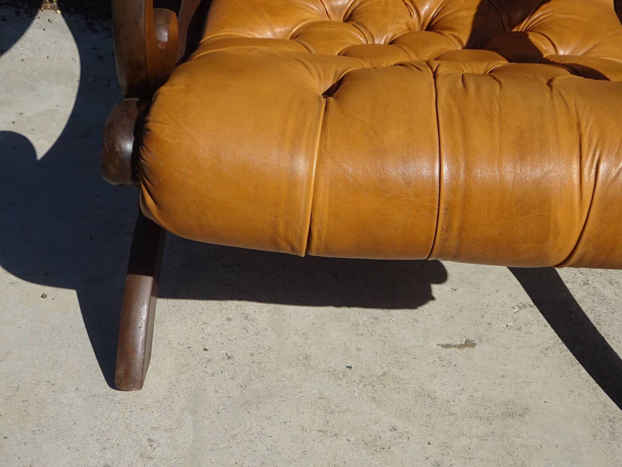 Fauteuils en bois et cuir capitonné, les 2