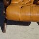 Fauteuils en bois et cuir capitonné, les 2