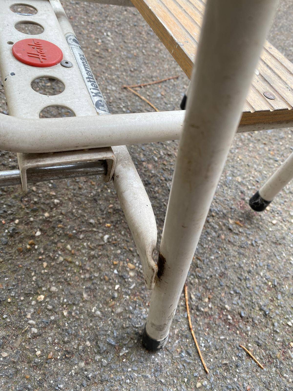 Folding step stool in solid wood and white steel