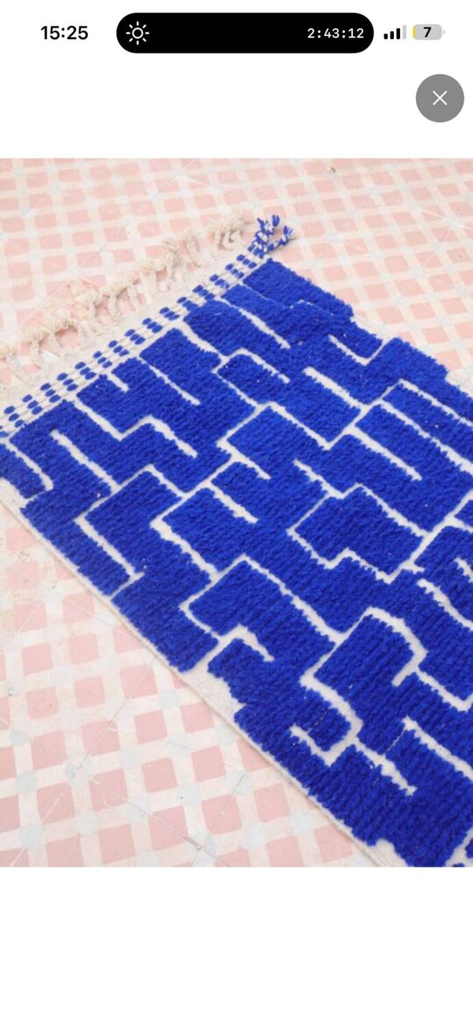 Tapis berbère de couloir bleu Klein à reliefs
