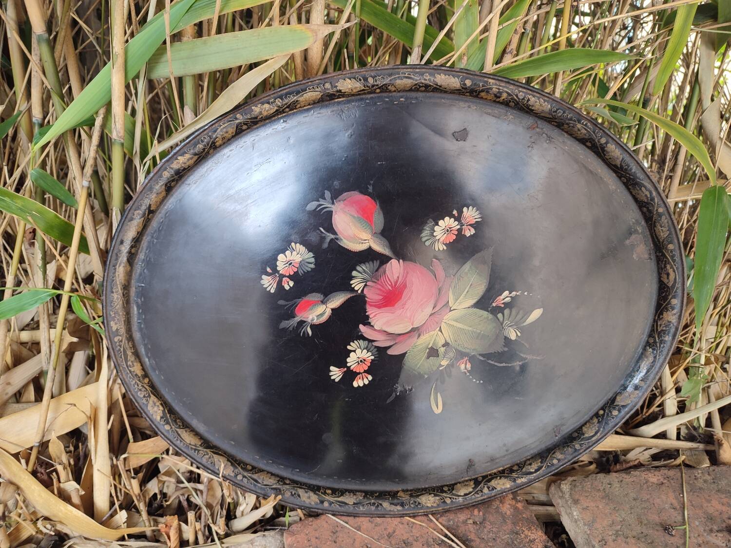 Hand-painted tray in enamelled sheet metal with a bouquet of Napoleon flowers