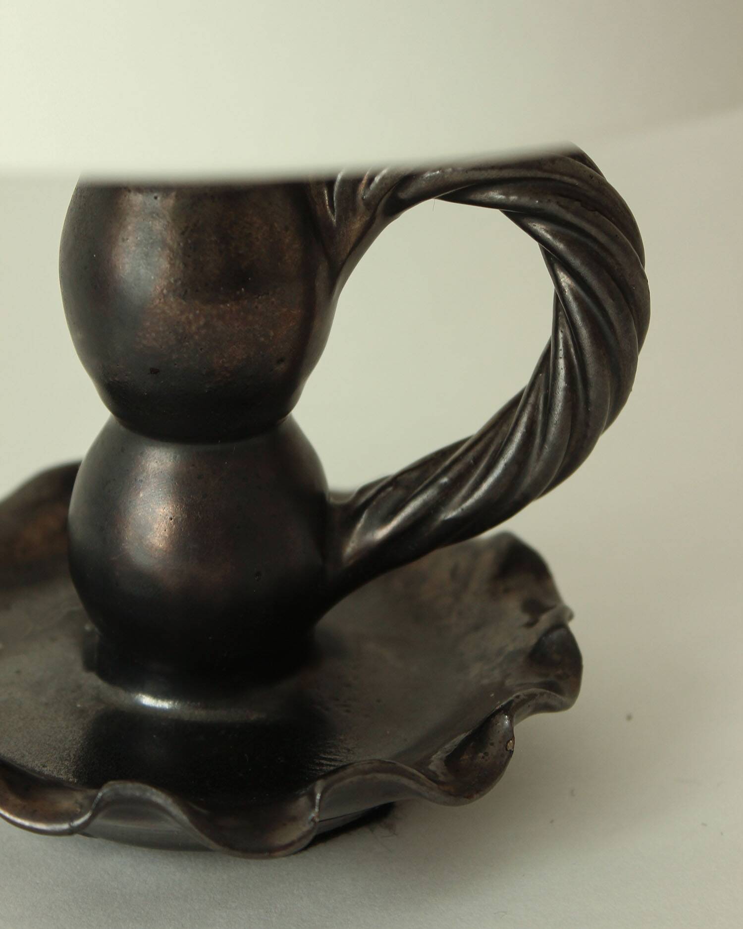 Lampe en céramique noire formant bougeoir