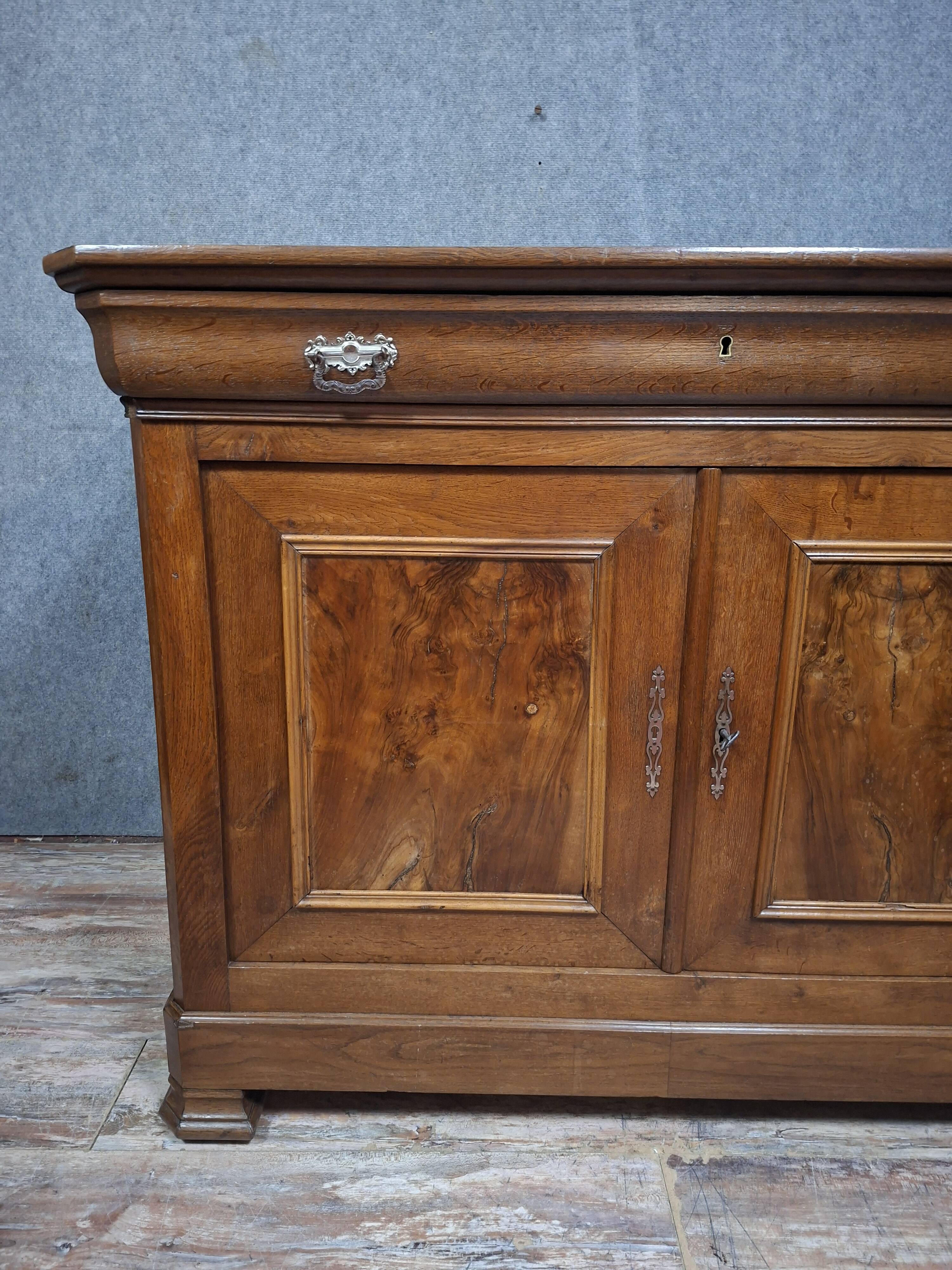 Louis-Philippe period buffet in solid walnut, 19th century.