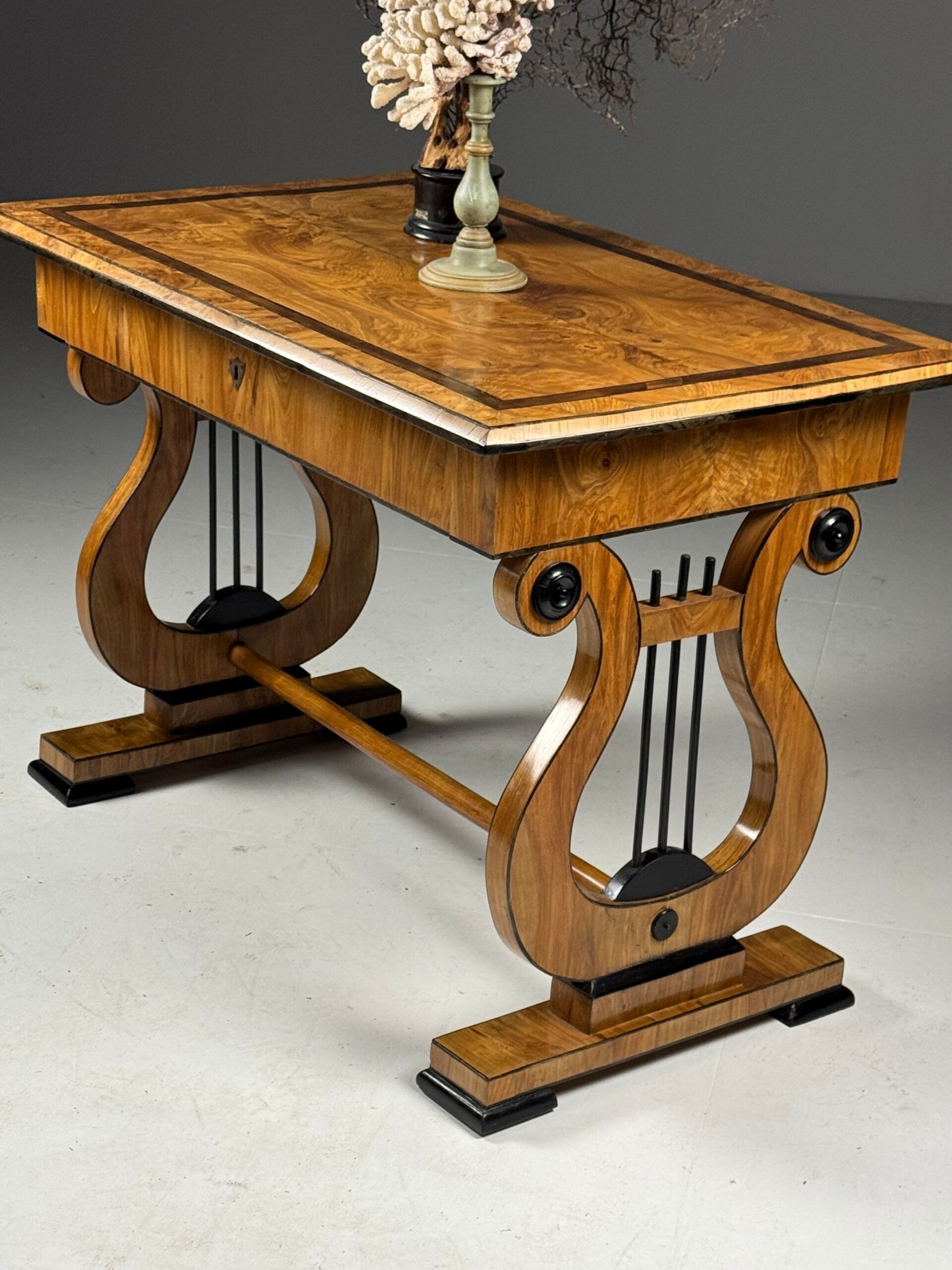 Bureau Biedermeier, table de centre