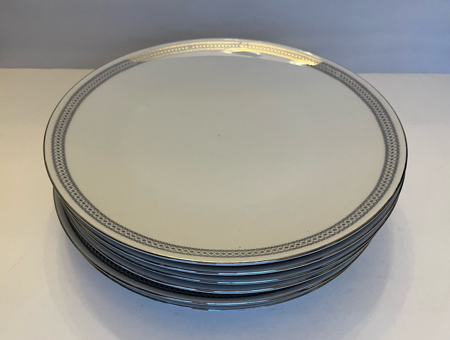 6 white porcelain dessert plates