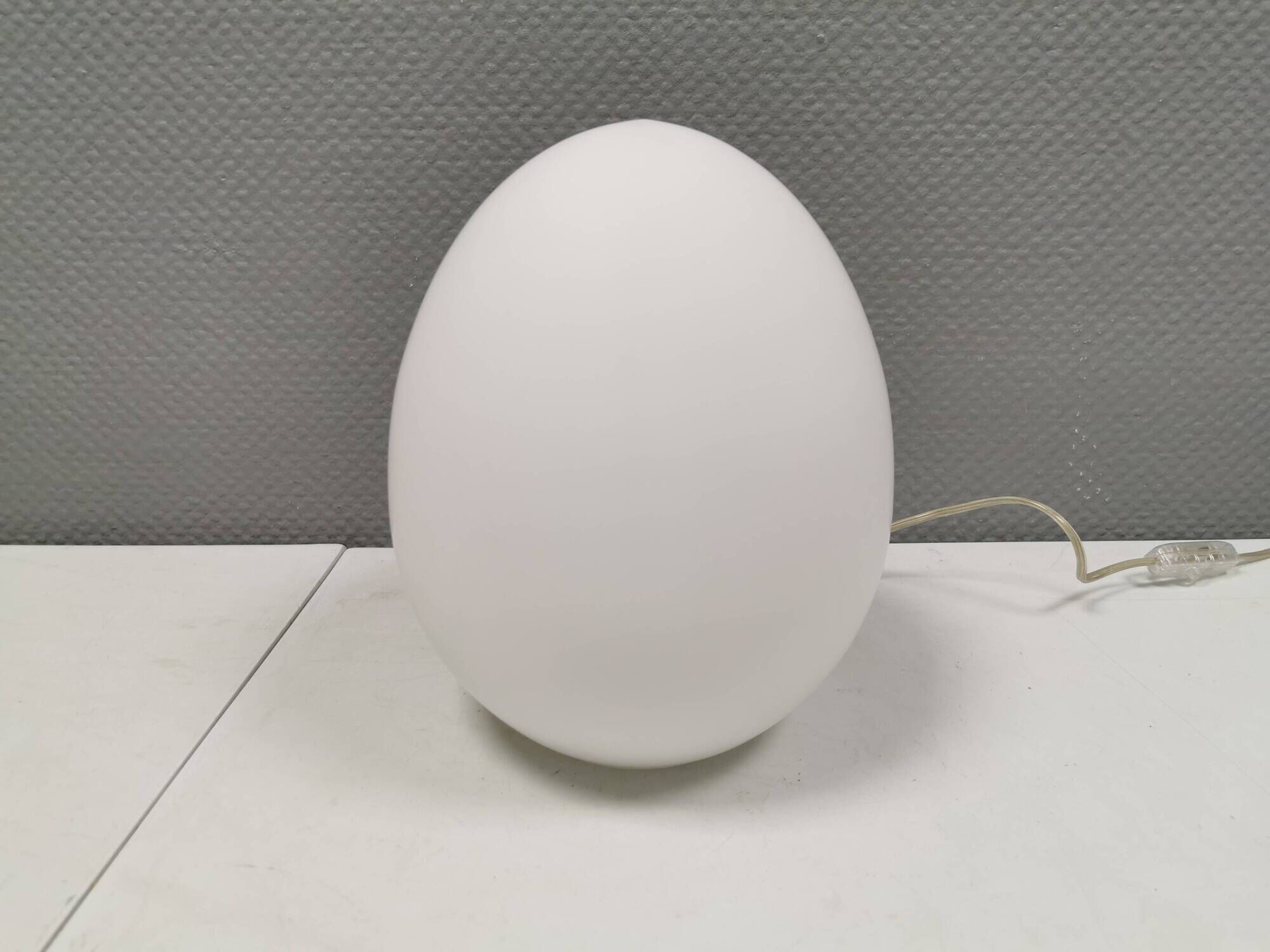 Lampe de table en forme d'oeuf du fabricant français SCE, années 1980.