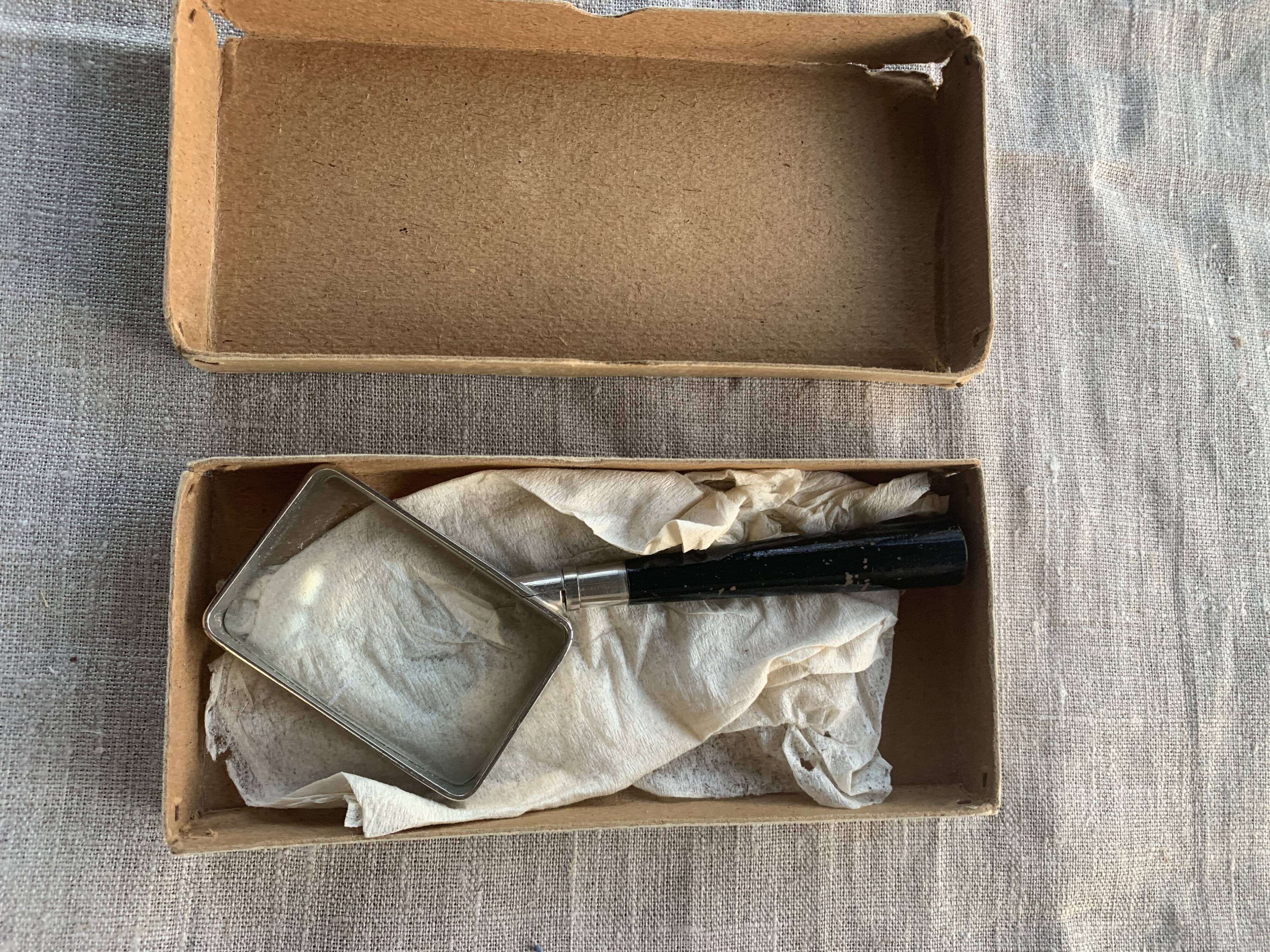 Old bicylindrical magnifier in its original vintage box