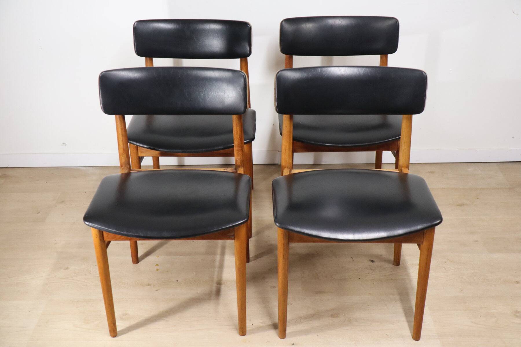 Set of 4 Scandinavian chairs in teak and black faux leather – 1960s