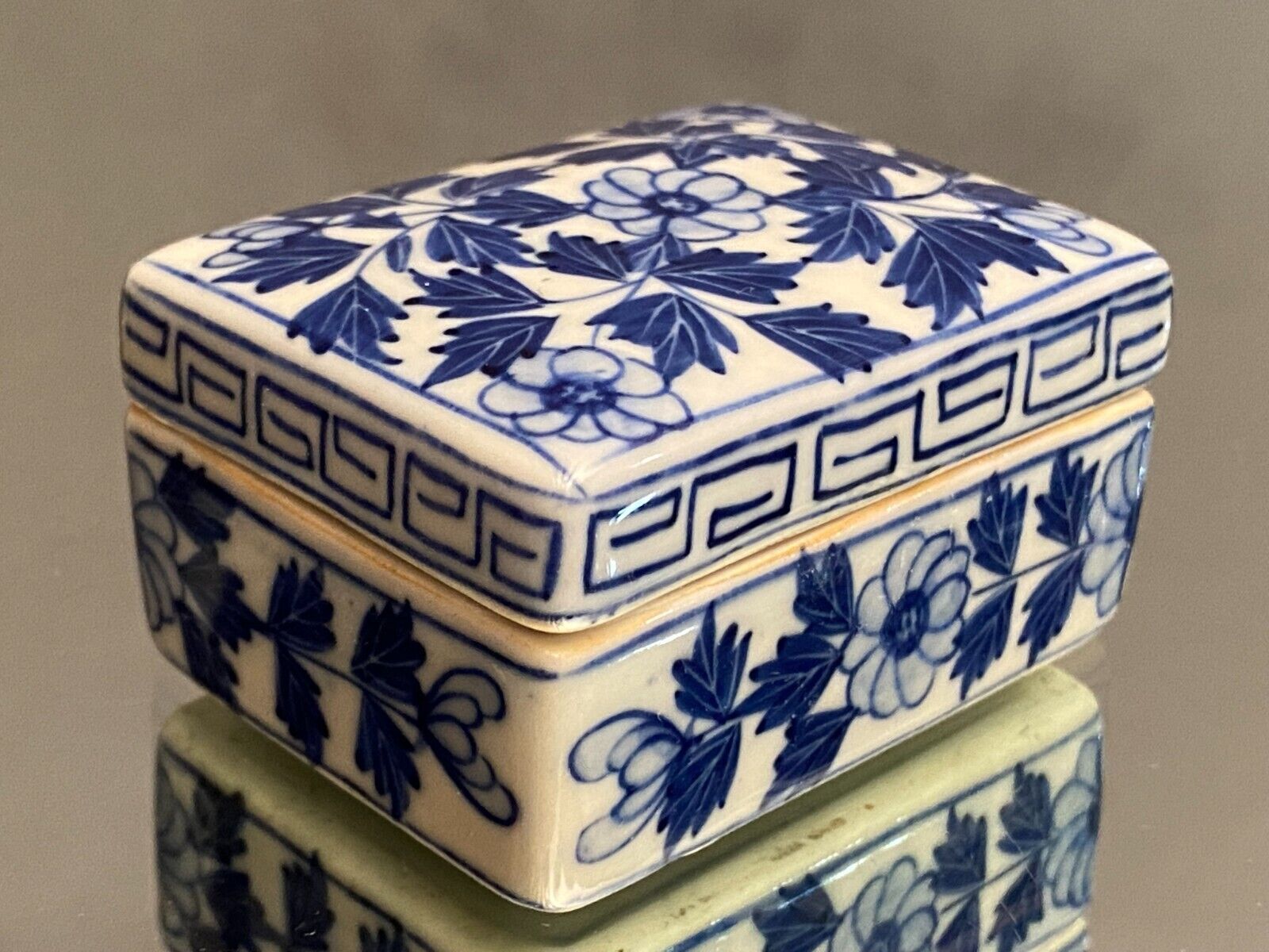 Rectangular Asian porcelain pillbox