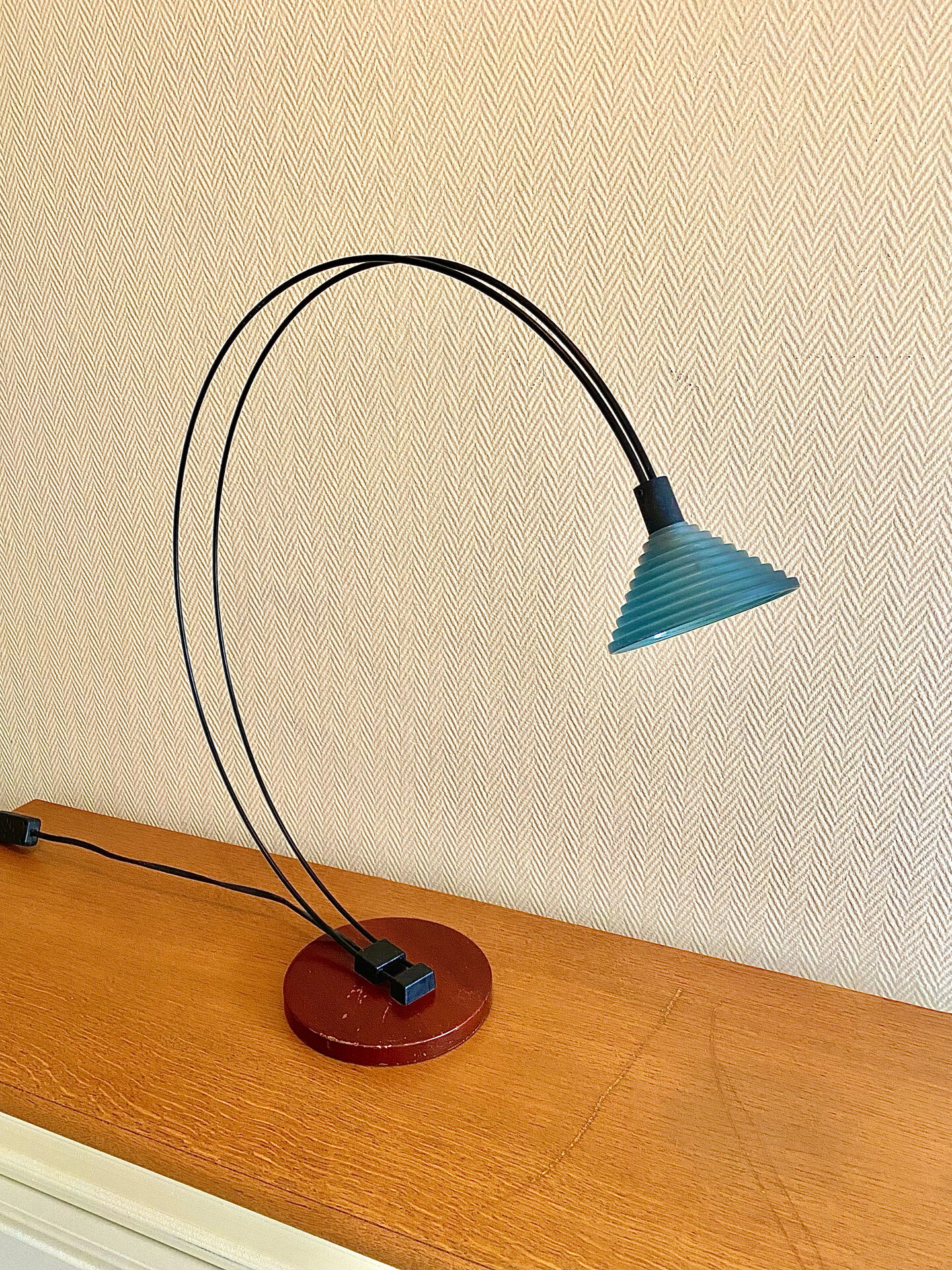 Lampe de bureau Optelma Suisse design postmoderniste