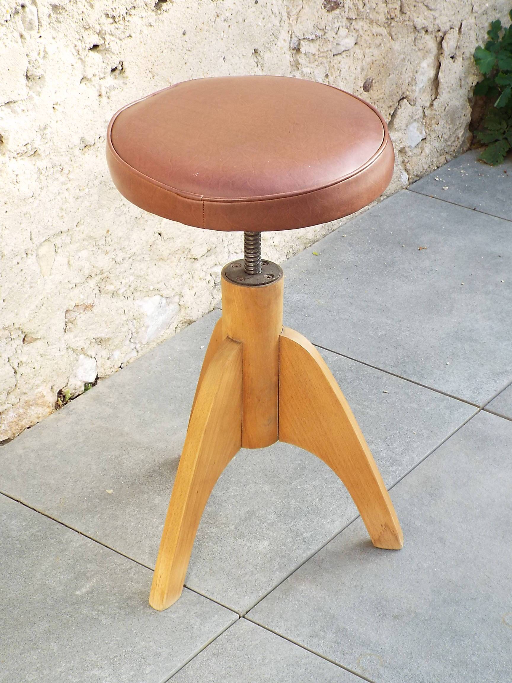 Adjustable piano stool