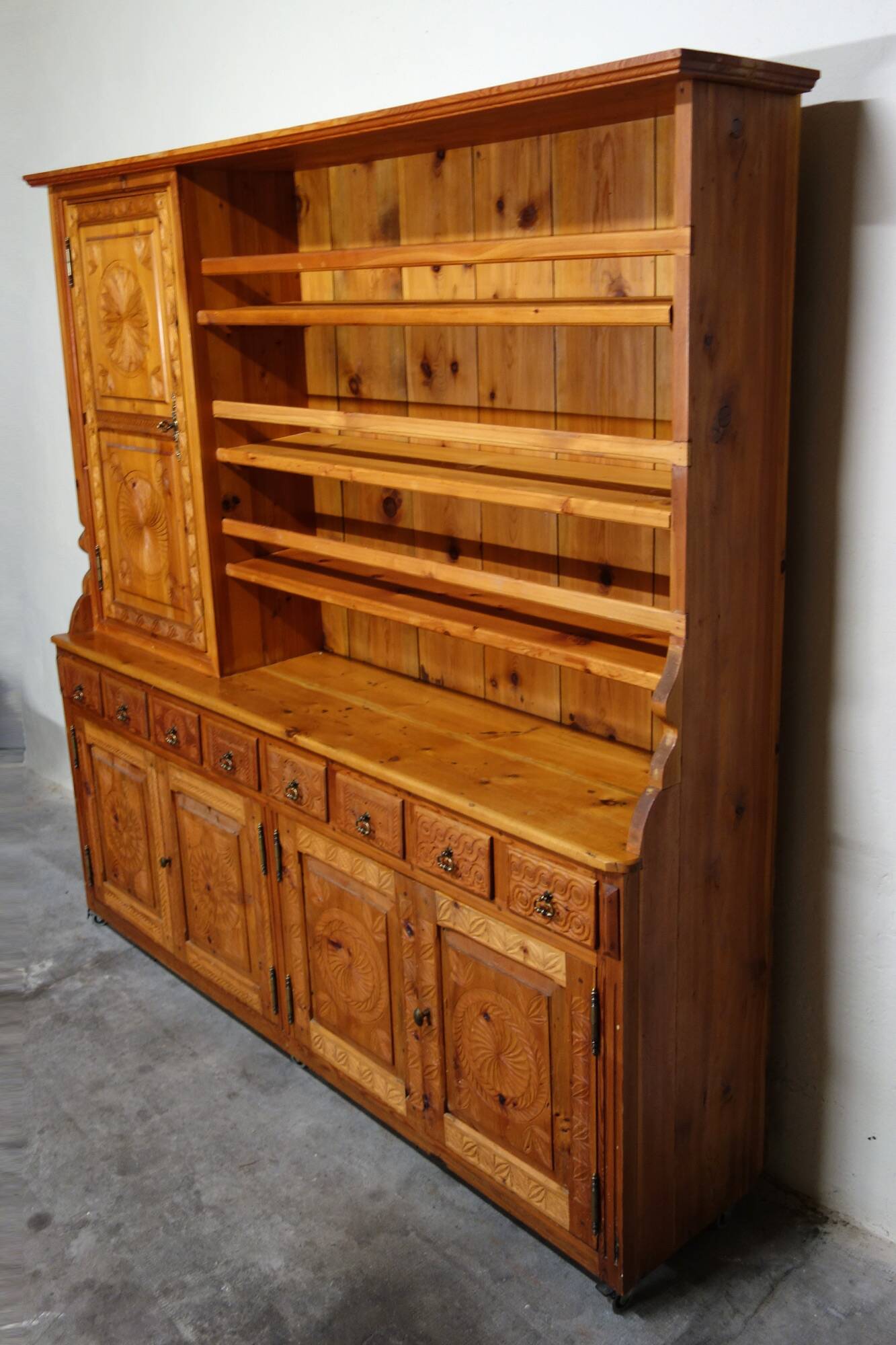 Large Queyras pine dresser, Hautes Alpes