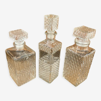 Lot de 3 bouteilles carafes à whisky vintage en verre moulé