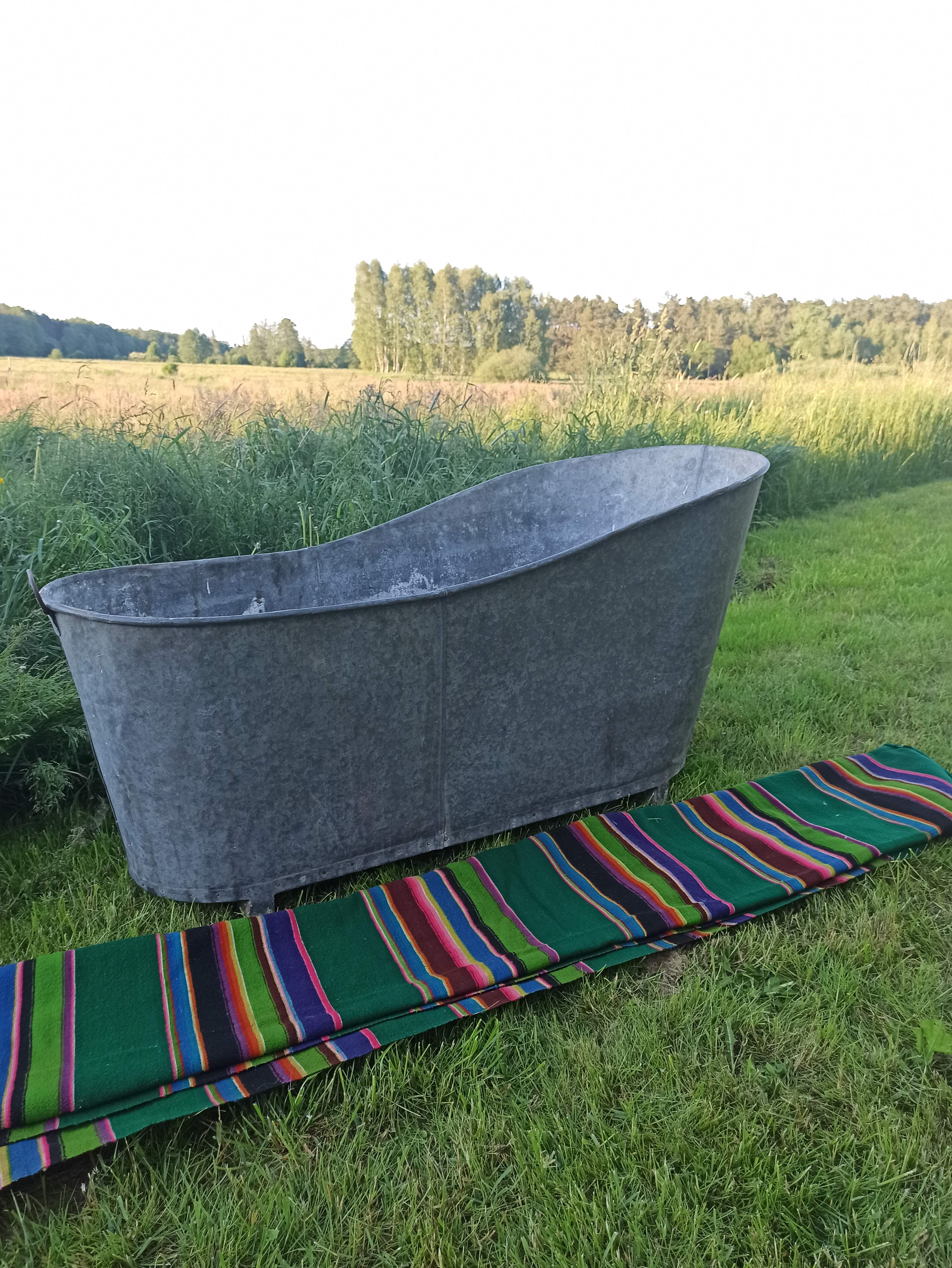 Ancienne baignoire en zinc pour le jardin.