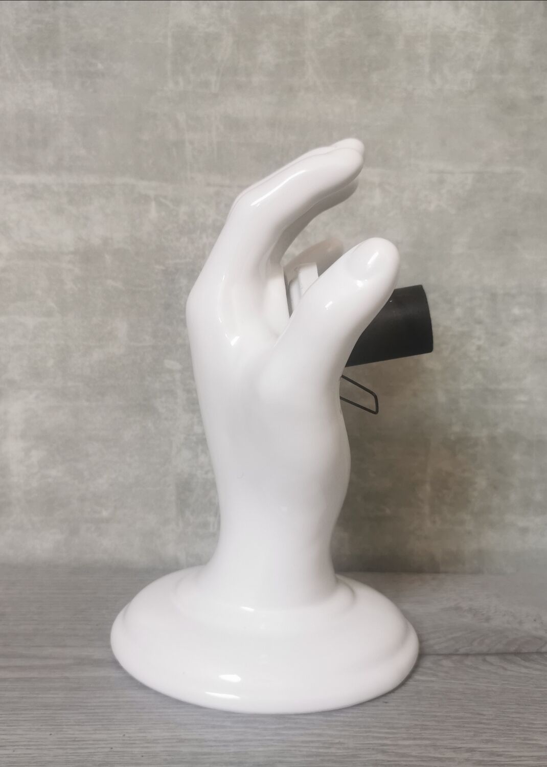 White ceramic hand wall lamp