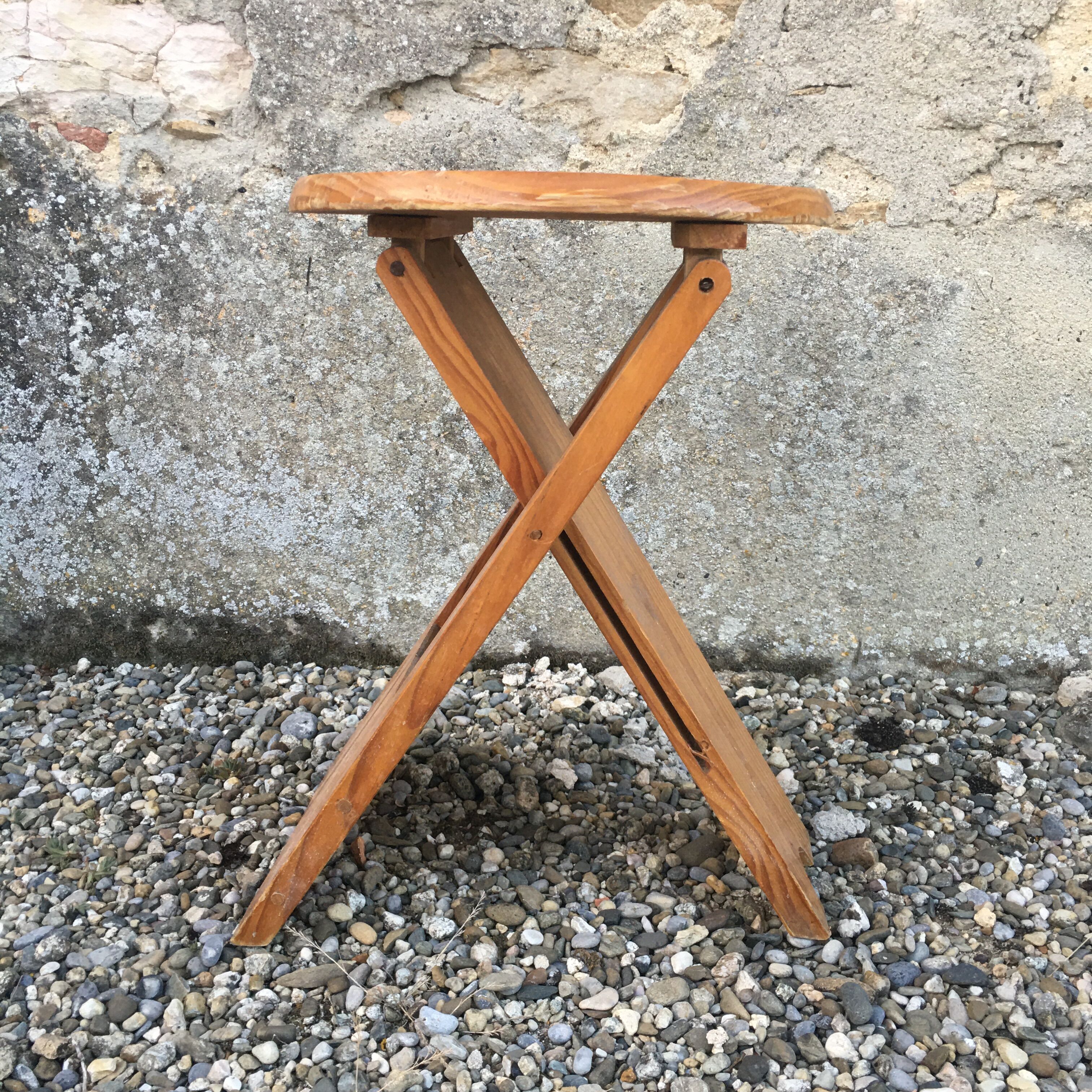 Tabouret pin massif pliable design Adrian Reed, modèle "suzy"