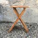 Tabouret pin massif pliable design Adrian Reed, modèle "suzy"