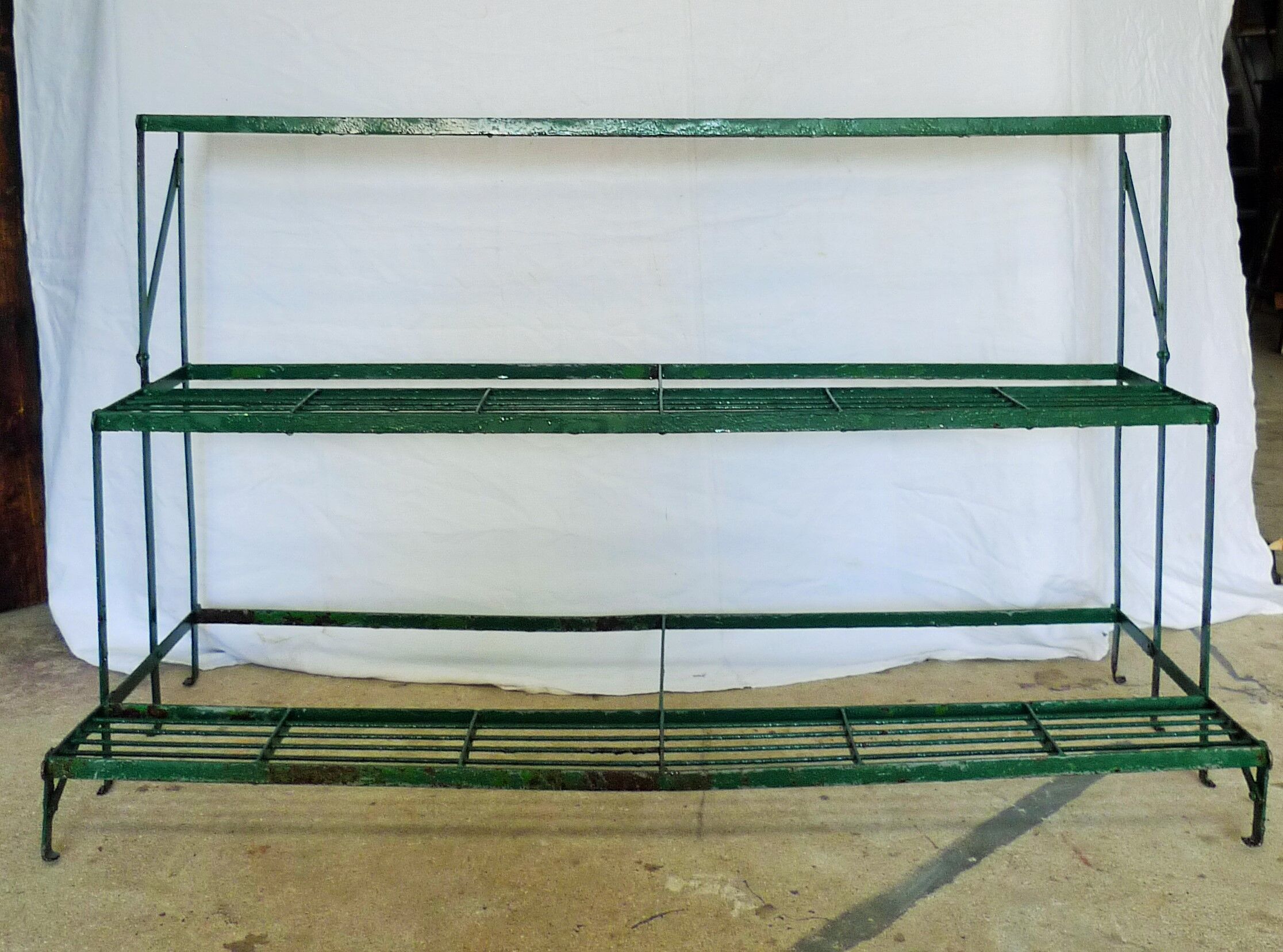 etagére staircase with metal plants