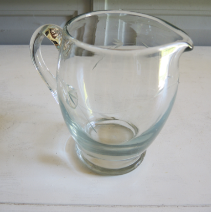 Service of 33 glasses on foot & carafe